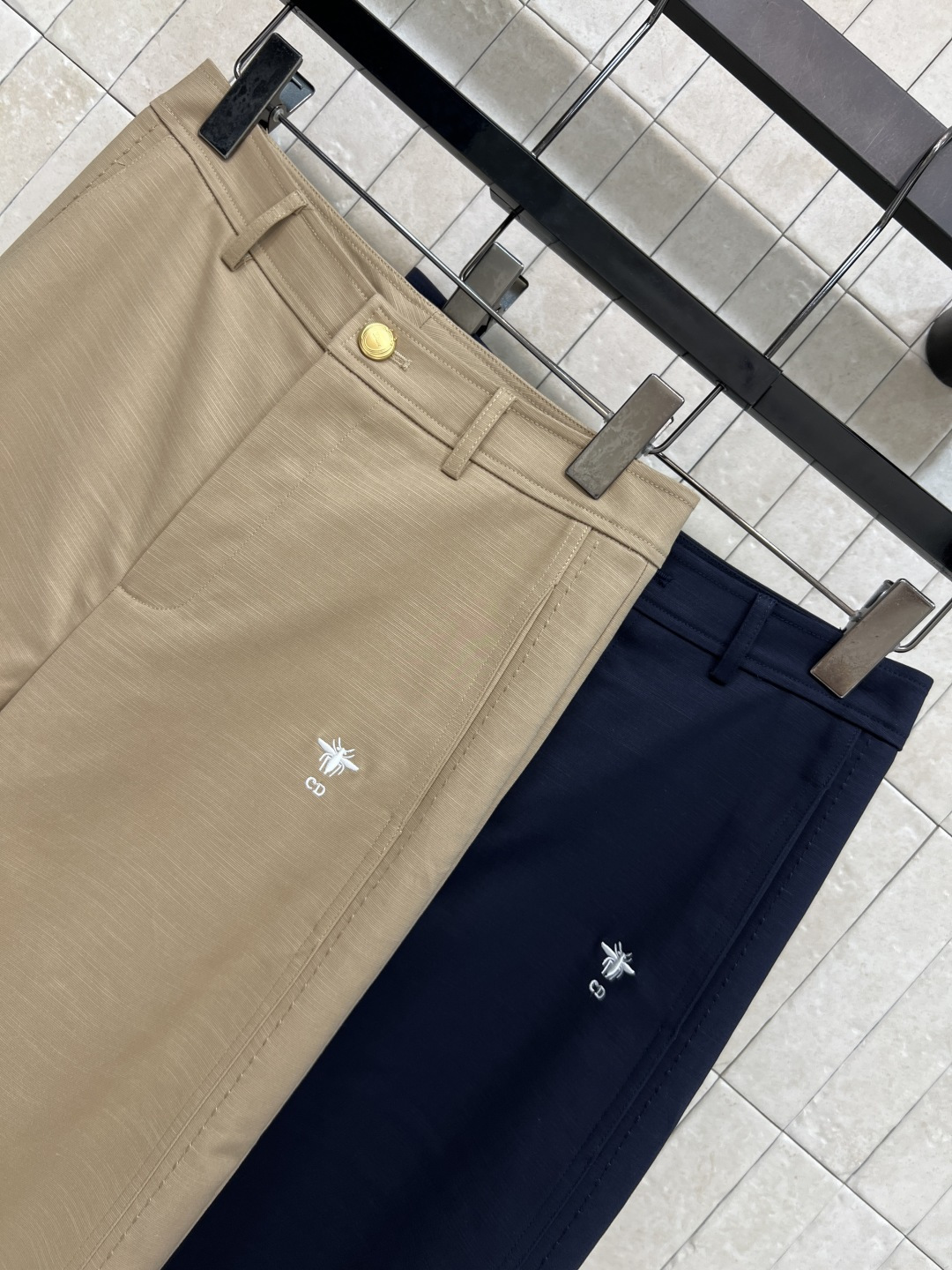 D家 26夏季新款 高腰阔腿裤 棉质混纺面料 高腰+宽松直筒设计 显瘦又修饰腿型 腰头金属扣点缀 侧边明