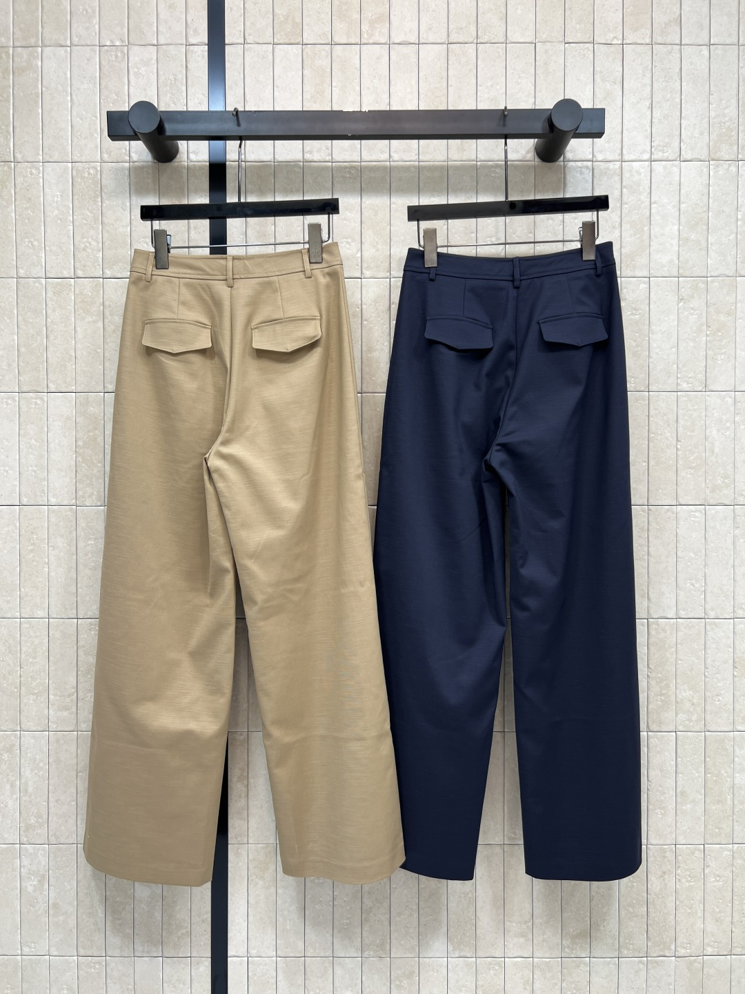 D家 26夏季新款 高腰阔腿裤 棉质混纺面料 高腰+宽松直筒设计 显瘦又修饰腿型 腰头金属扣点缀 侧边明