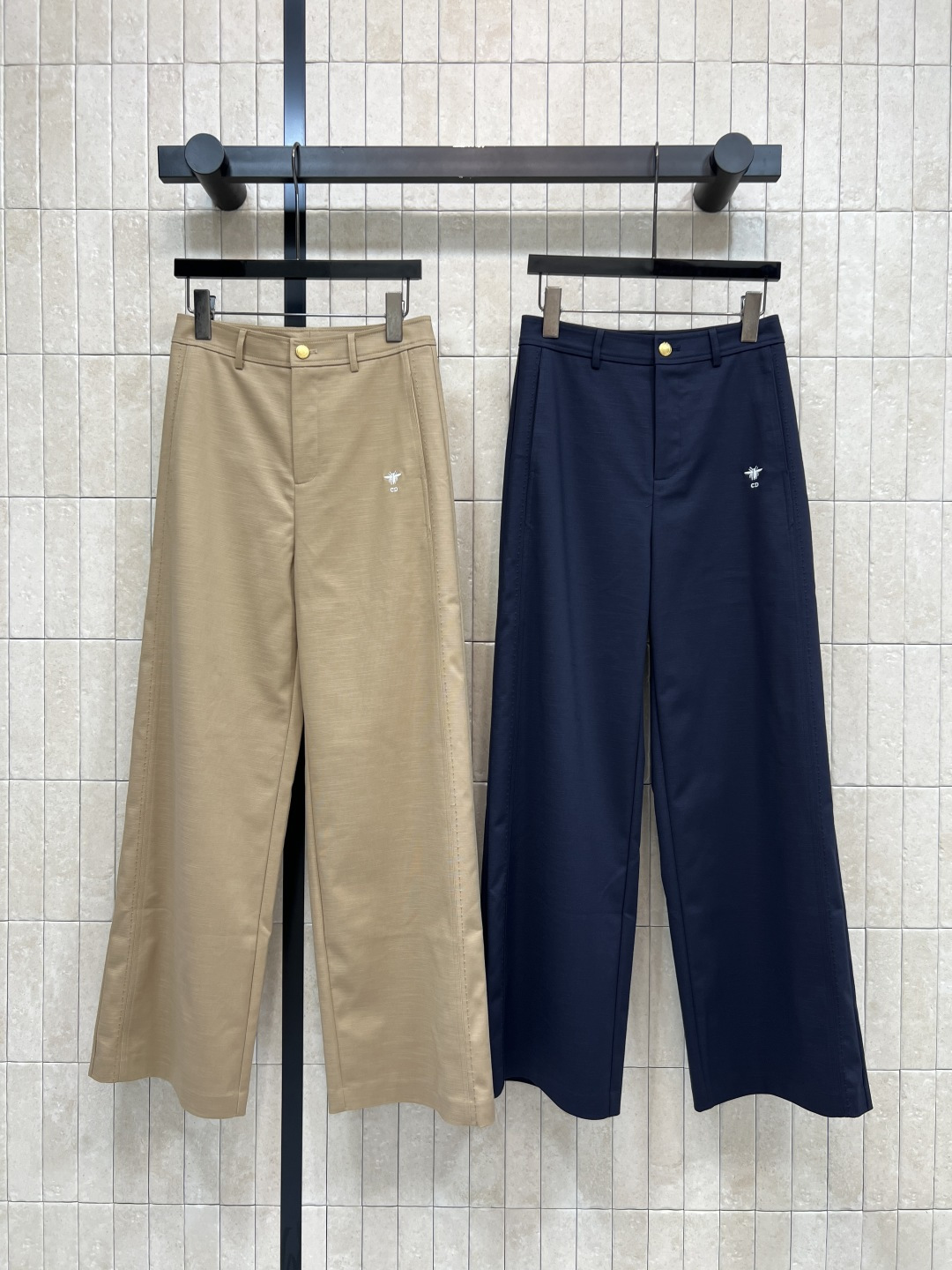 NO:869044,D's 26 new summer style high-waisted wide-leg pants, cotton blended fabric, high-waisted + loose straight design, slimming and flattering leg shape, metal buckle embellishment on the waist, side topstitching + exquisite embroidery, low-key and recognizable, commuting, casual, easy to control in daily life, easy to match with any shirt, knitted short-sleeved, looks good, two colors and three sizes, Size/S-M-L,, dior, shirts, T-shirt,19860909D家 26夏季新款 高腰阔腿裤 棉质混纺面料 高腰+宽松直筒设计 显瘦又修饰腿型 腰头金属扣点缀 侧边明线工艺+精致刺绣 低调又有辨识度 通勤 休闲 日常都能轻松驾驭 随便搭轻松适配衬衫 针织短袖都好看 两色三码Size/S-M-L,,dior,shirts,T-shirt,,Women's clothing