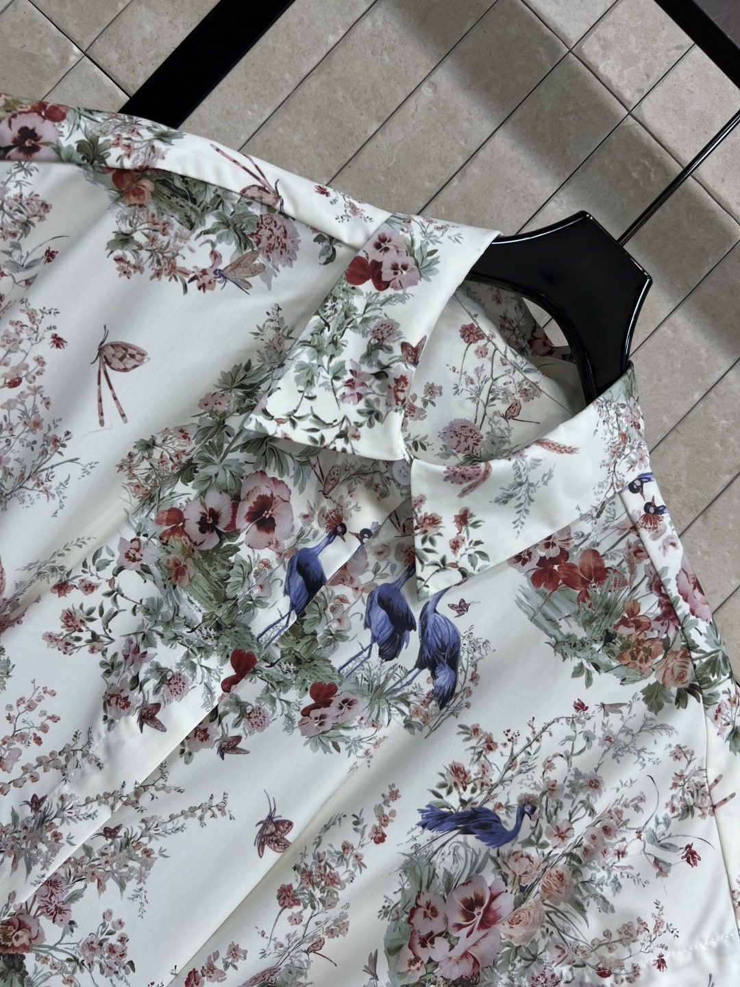 D家 26夏季新款 印花衬衫连衣裙 白色底布配蝴蝶花卉印花 经典衬衫翻领+盖肩短袖设计 A字大裙摆剪裁 