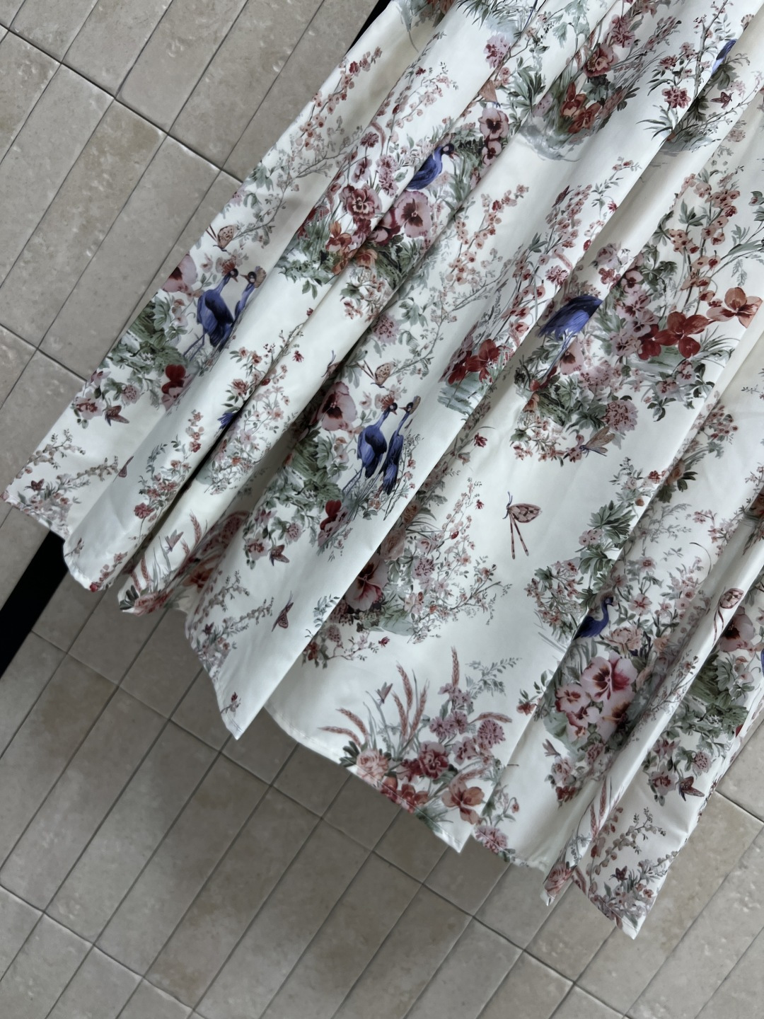 D家 26夏季新款 印花高腰半裙 高腰A字大摆设计+立体压褶 白色底布配繁花和蓝鸟印花 法式复古氛围感拉