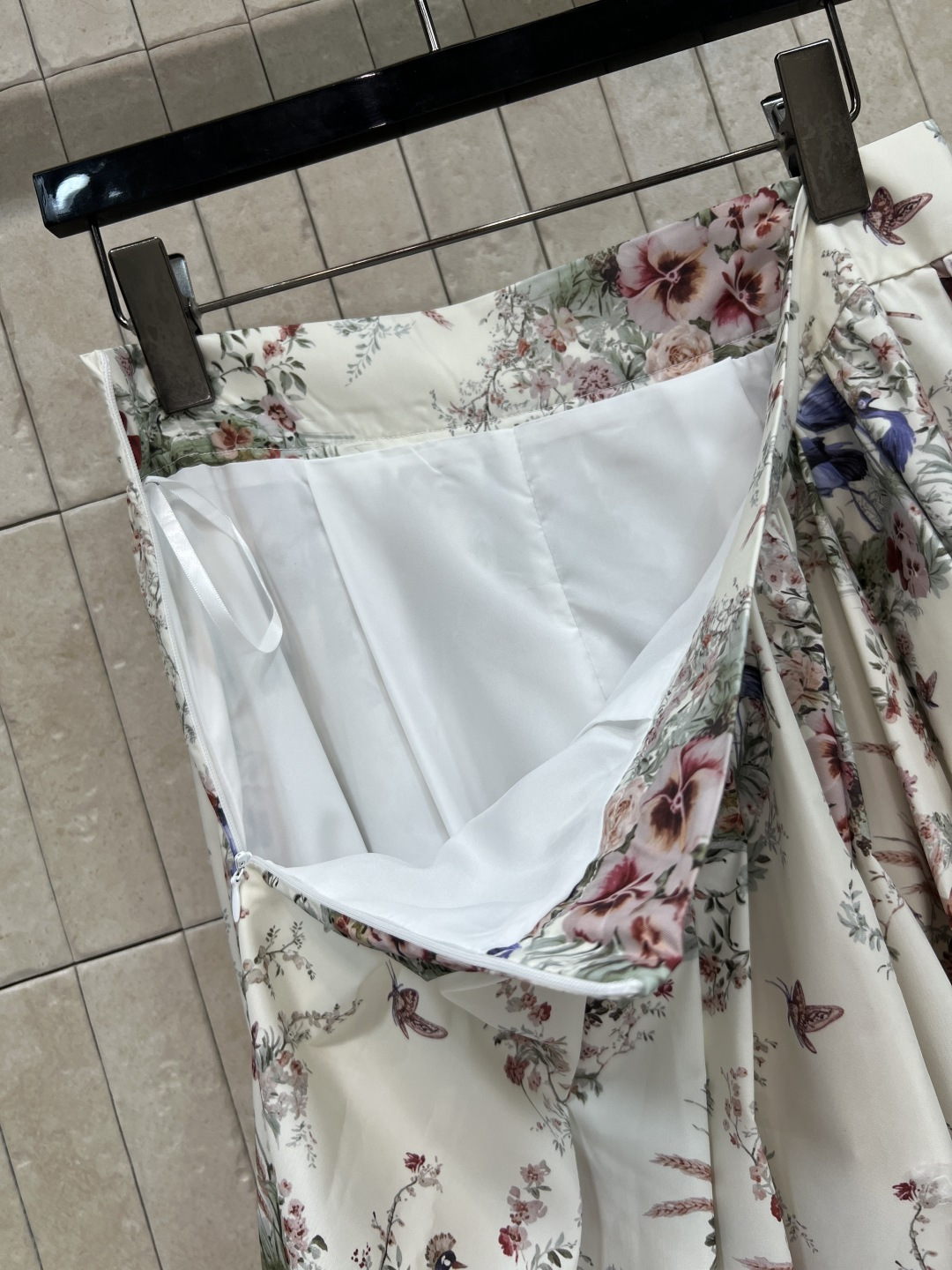 D家 26夏季新款 印花高腰半裙 高腰A字大摆设计+立体压褶 白色底布配繁花和蓝鸟印花 法式复古氛围感拉