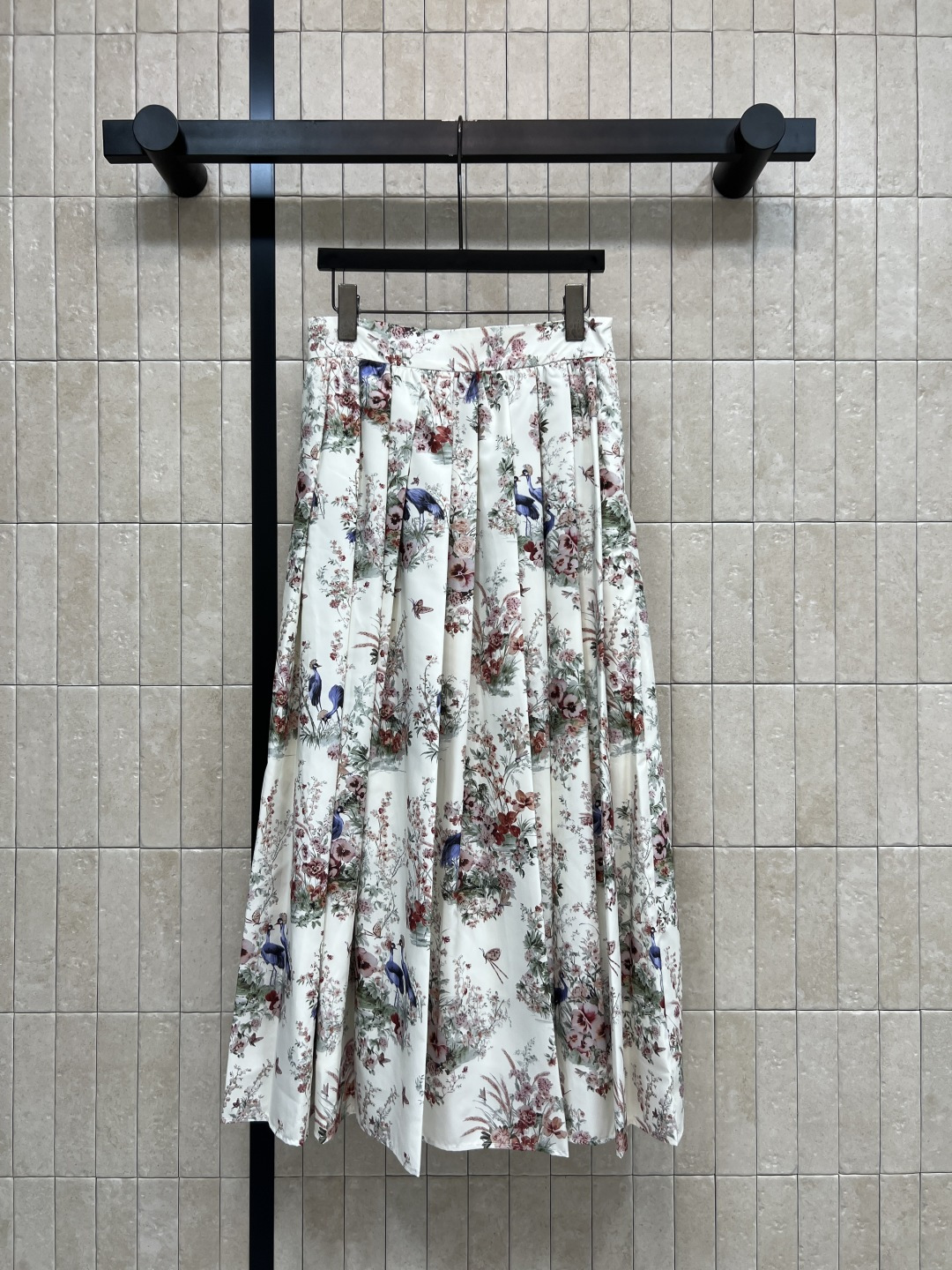 NO:869101,D's 26 new summer style printed high-waisted skirt, high-waisted A-line design + three-dimensional pleats, white base fabric with floral and bluebird prints, French retro atmosphere, fabric drape and stiffness are both online, great for daily commuting, vacations and photos. Pair with solid color tops or sweaters, easy to get a stylish look. Three sizes in one color, Size/S-M-L,, dior, skirts,19860909D家 26夏季新款 印花高腰半裙 高腰A字大摆设计+立体压褶 白色底布配繁花和蓝鸟印花 法式复古氛围感拉满 面料垂感和挺括度双在线 日常通勤 度假 拍照都很出片 搭配纯色上衣或针织衫 轻松get气质穿搭 一色三码Size/S-M-L,,dior,skirts,,Women's clothing