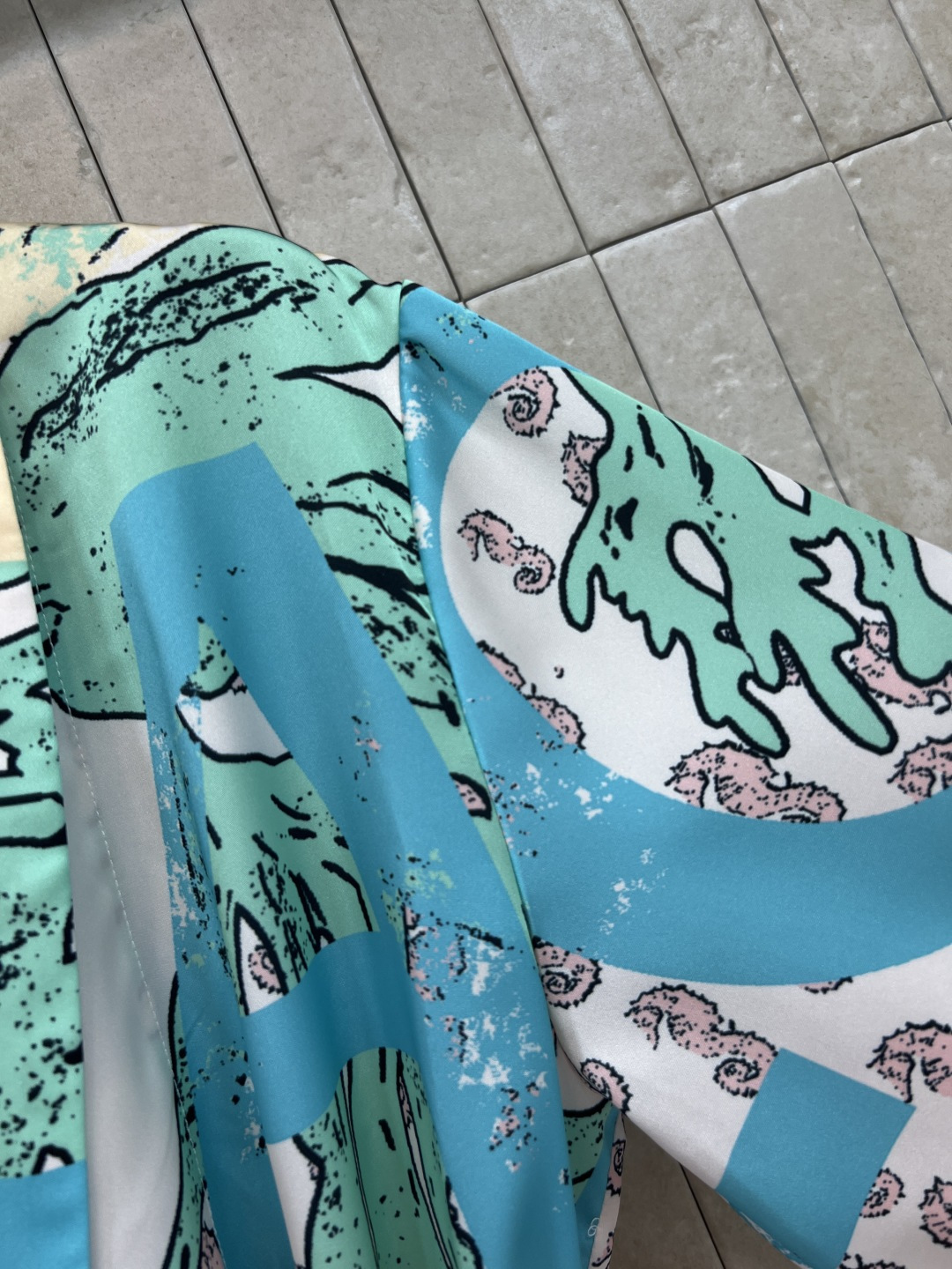 C家26夏季新款 海洋印花睡袍式衬衫 轻薄棉纶混纺面料，触感丝滑又透气 上身清爽不闷汗 西装翻领+腰带收