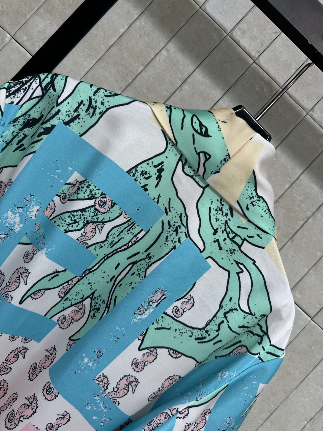 C家26夏季新款 海洋印花睡袍式衬衫 轻薄棉纶混纺面料，触感丝滑又透气 上身清爽不闷汗 西装翻领+腰带收