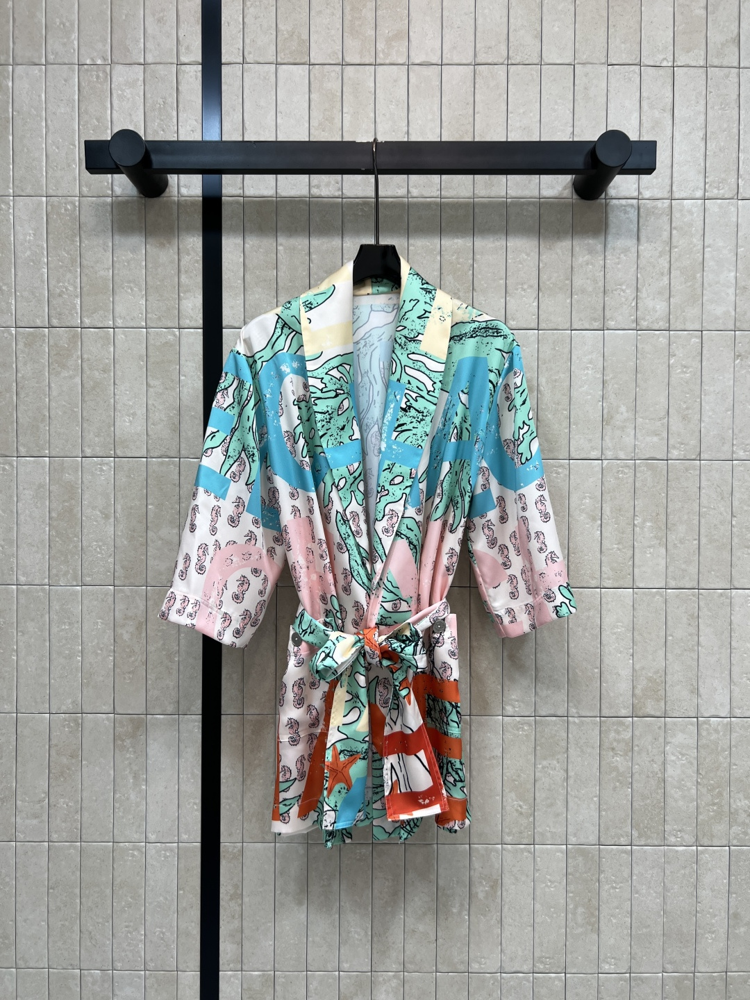 NO:869057,C's 26 new summer style ocean print nightgown style shirt. Lightweight cotton blended fabric, silky to the touch and breathable. The upper body is refreshing and not sweaty. The suit lapel + waistband design outlines a relaxed atmosphere. Contrasting color seahorse and starfish art print. The loose off-shoulder version is not flattering on the figure. It is great to wear alone as a cardigan or as a vacation outfit in summer. It is easy to match the bottoms of the same series to create a dynamic summer look. Size/S-M-L,,chanel,shirts,business suit,19860909C家26夏季新款 海洋印花睡袍式衬衫 轻薄棉纶混纺面料,触感丝滑又透气 上身清爽不闷汗 西装翻领+腰带收腰设计,勾勒松弛氛围感 撞色海马&海星艺术印花 宽松落肩版型不挑身材 夏天单穿当开衫、度假外搭都超绝 搭同系列下装轻松拿捏活力夏日造型 Size/S-M-L,,chanel,shirts,business suit,,Women's clothing