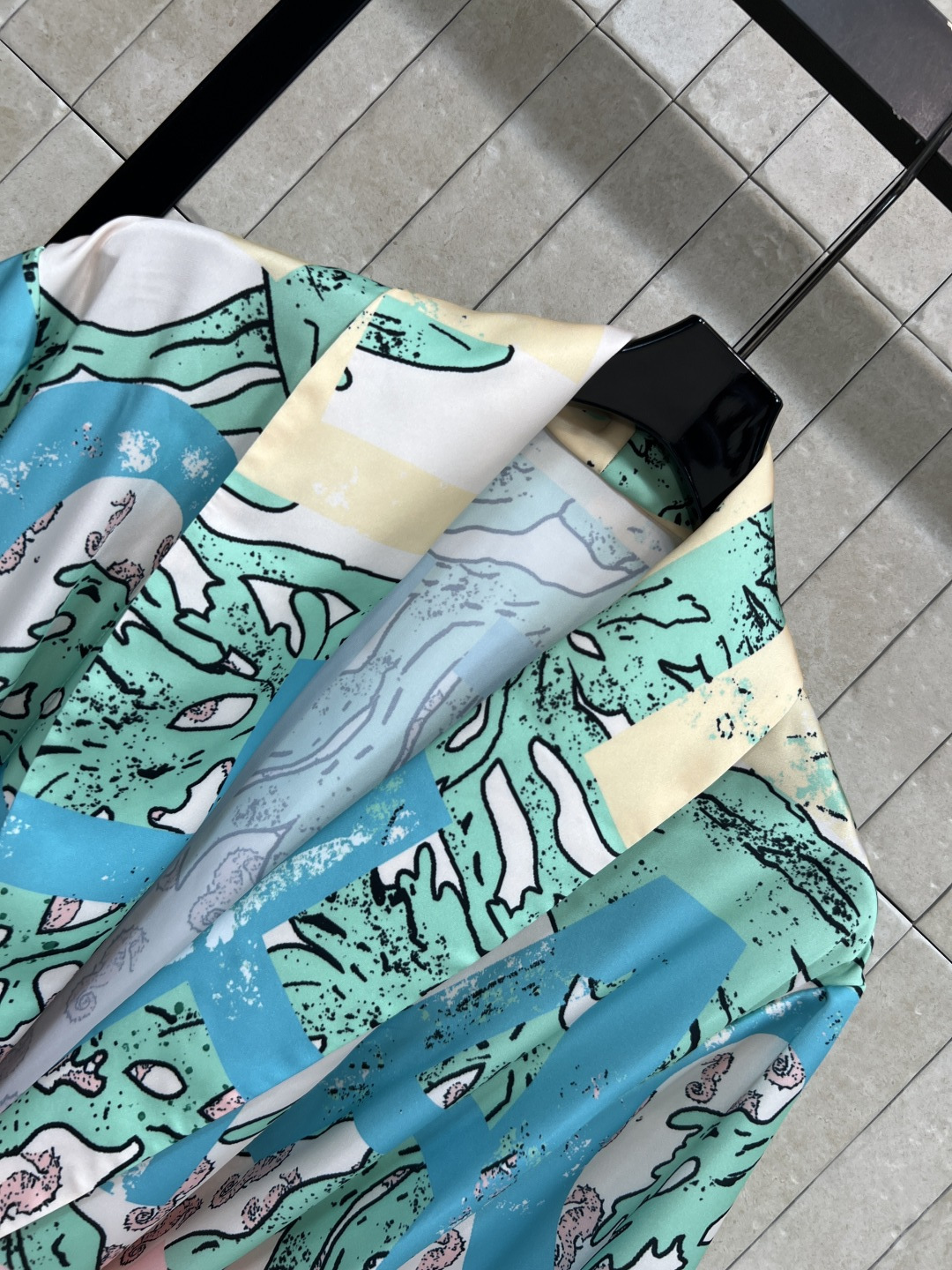 C家26夏季新款 海洋印花睡袍式衬衫 轻薄棉纶混纺面料，触感丝滑又透气 上身清爽不闷汗 西装翻领+腰带收