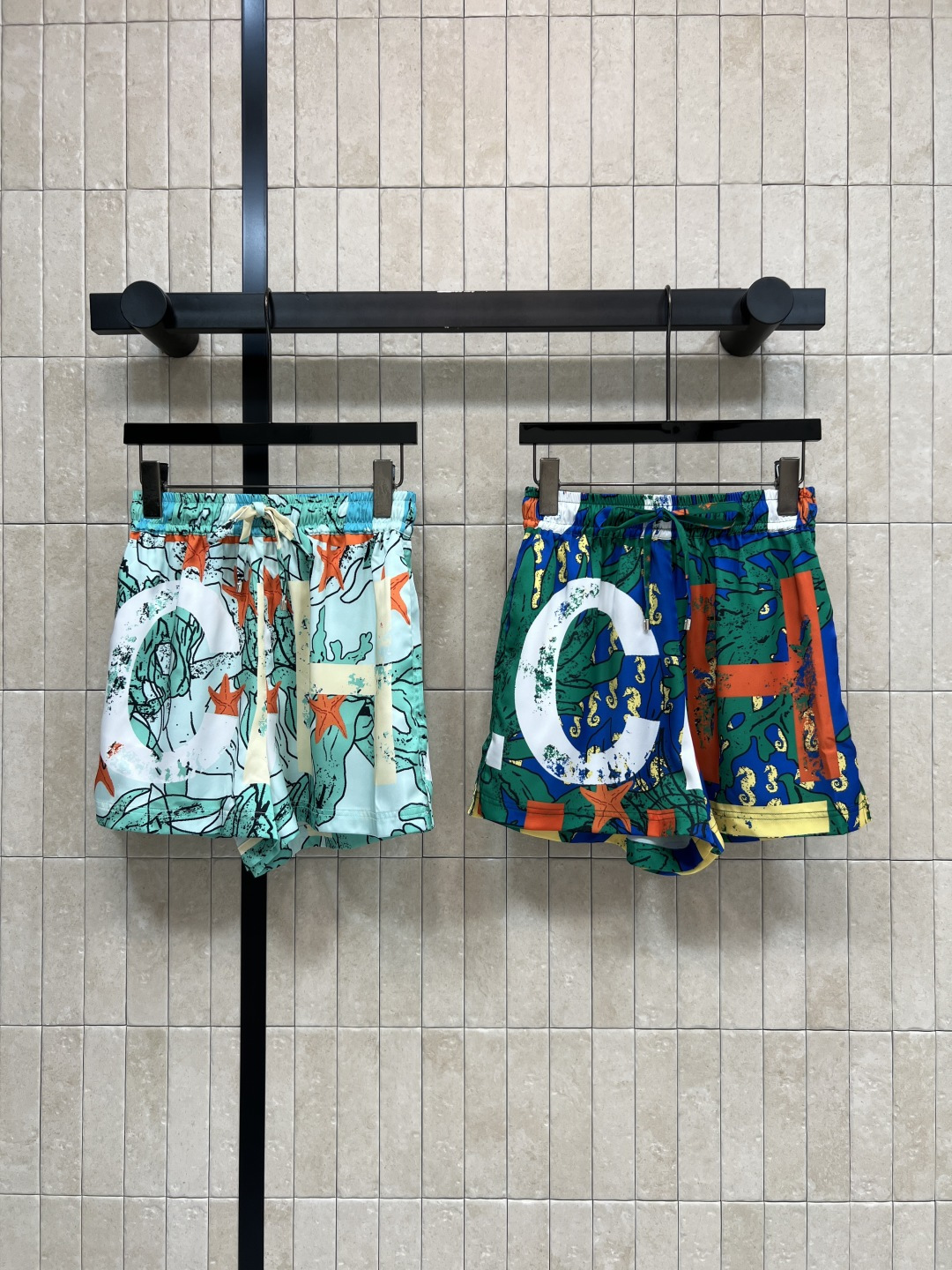 NO:869062,C Home 26 new summer style printed drawstring shorts. Lightweight cotton blended fabric. Silky to the touch, comfortable and breathable. The big C logo on the front is very recognizable. Waist drawstring design. The main theme is matched with starfish, seahorse and other patterns. Waist drawstring design. Practical and fashionable. The overall style is relaxed and casual. Suitable for vacation, daily or casual. Pair with simple tops or single items from the same series. Easily get a high-end look.  Two colors and three codes Size/S-M-L,,chanel,shorts,19860909C家 26夏季新款 印花抽绳短裤 轻薄棉纶混纺面料 触感丝滑穿着舒适透气 正面大C标志超有辨识度 腰部抽绳设计 主调搭配海星 海马等图案 腰部抽绳设计 实用又时髦 整体风格轻松随意 适合度假 日常或休闲 搭配简约上衣或同系列单品 轻松get高级感穿搭 两色三码Size/S-M-L,,chanel,shorts,,Women's clothing