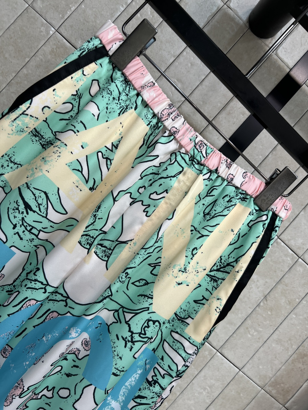 C家 26夏季新款 印花阔腿裤  轻薄棉纶混纺面料 触感丝滑穿着舒适透气 松紧腰头设计 阔腿裤型剪裁 裤脚撞色黑边滚边设