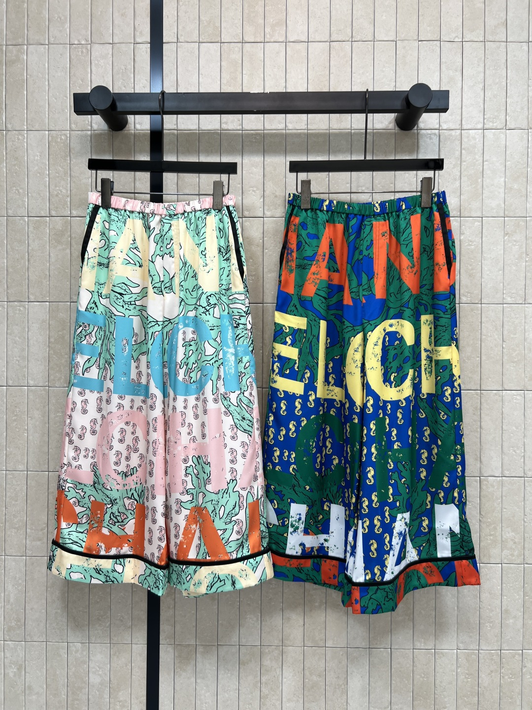 NO:869071,C Home 26 new summer style printed wide-leg pants. Lightweight cotton blended fabric. Silky to the touch, comfortable and breathable. Elastic waist design. Wide-leg pants tailoring. Contrast black piping design on the trouser legs. Side invisible pocket design. Practical. Bold contrasting graffiti + letter printing are super good-looking. Easy to handle on dates or on vacation. Two colors and three sizes, Size/S-M-L,,chanel,19860909C家 26夏季新款 印花阔腿裤 轻薄棉纶混纺面料 触感丝滑穿着舒适透气 松紧腰头设计 阔腿裤型剪裁 裤脚撞色黑边滚边设计 侧边隐形口袋设计 兼顾实用性 大胆的撞色涂鸦+字母印花超好看 约会 度假出街都能轻松驾驭 两色三码Size/S-M-L,,chanel,,Women's clothing
