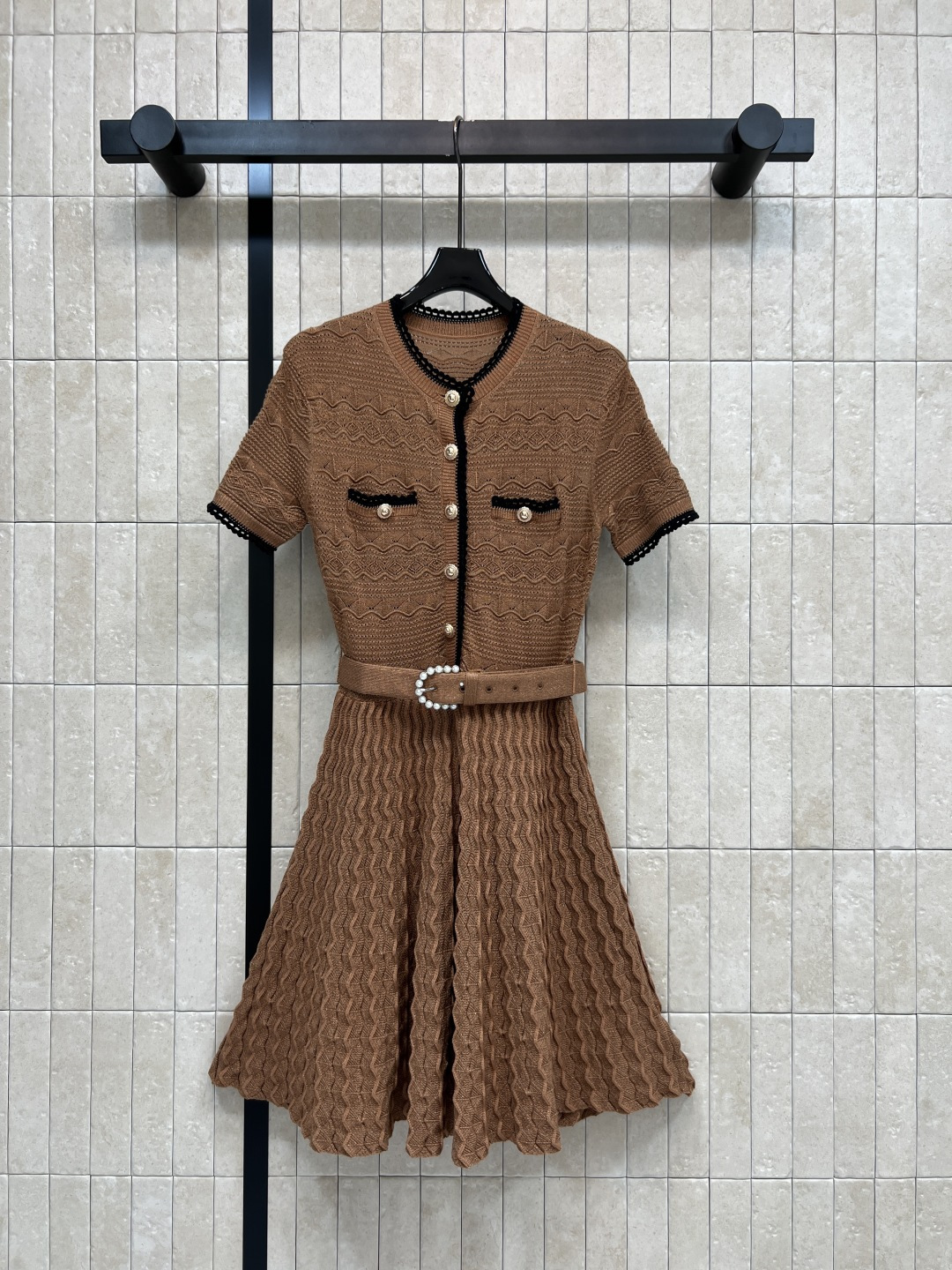 NO:869091,Self's 26 new summer style caramel brown knitted dress. The knitted fabric is full of texture. It is skin-friendly and has its own drape. Contrast lace round neck + exquisite buttons. Paired with a pearl buckle belt of the same color. Refined but not exaggerated. It can be easily worn in daily or formal occasions. Paired with shoes and bags of the same color for a more high-end look. Three sizes in one color, Size/S-M-L,,fendi,skirts,19860909Self家 26夏季新款 焦糖棕针织连衣裙 针织面料肌理感满满 亲肤又自带垂感 撞色花边圆领+精致纽扣 搭配同色系珍珠扣腰带 精致又不浮夸 无论日常还是正式场合都能轻松驾驭 搭配同色系鞋包更显高级感 一色三码Size/S-M-L,,fendi,skirts,,Women's clothing