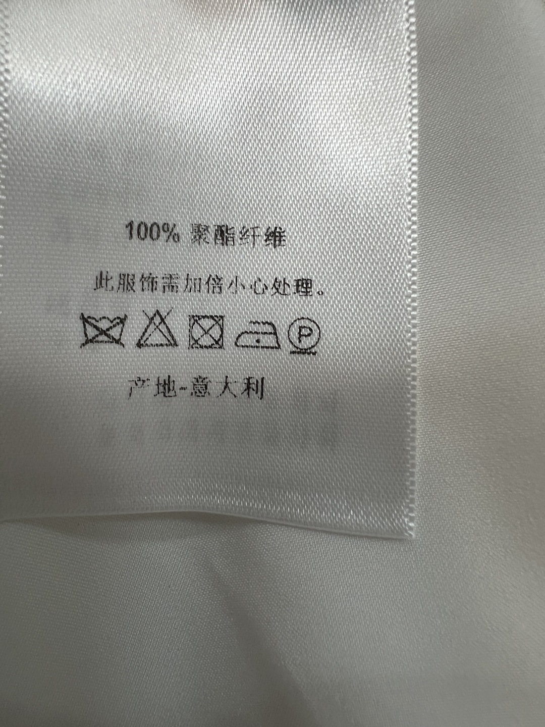 D家 26夏季新款 印花衬衫连衣裙 白色底布配蝴蝶花卉印花 经典衬衫翻领+盖肩短袖设计 A字大裙摆剪裁 