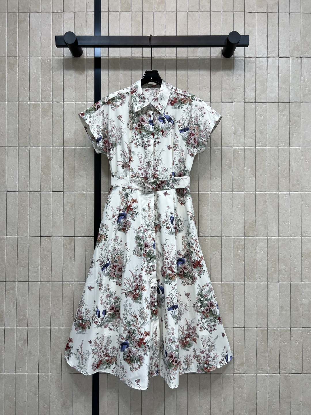 NO:869121,D's 26 new summer style printed shirt dress, white base fabric with butterfly flower print, classic shirt lapel + covered shoulder short sleeve design, A-line large skirt cut, hides the body to look slim but not flattering the figure, matched with the same series of belts, stiff anti-wrinkle hammered fabric texture, can be worn for daily commuting, dates and outings, and can be worn with elegance. Three sizes in one color, Size/S-M-L,, dior, skirts, shirts, T-shirt,19860909D家 26夏季新款 印花衬衫连衣裙 白色底布配蝴蝶花卉印花 经典衬衫翻领+盖肩短袖设计 A字大裙摆剪裁 藏肉显瘦不挑身材 搭配同系列腰带 挺括抗皱锤坠的面料质感 日常通勤 约会出游都能穿出优雅气质 一色三码Size/S-M-L,,dior,skirts,shirts,T-shirt,,Women's clothing