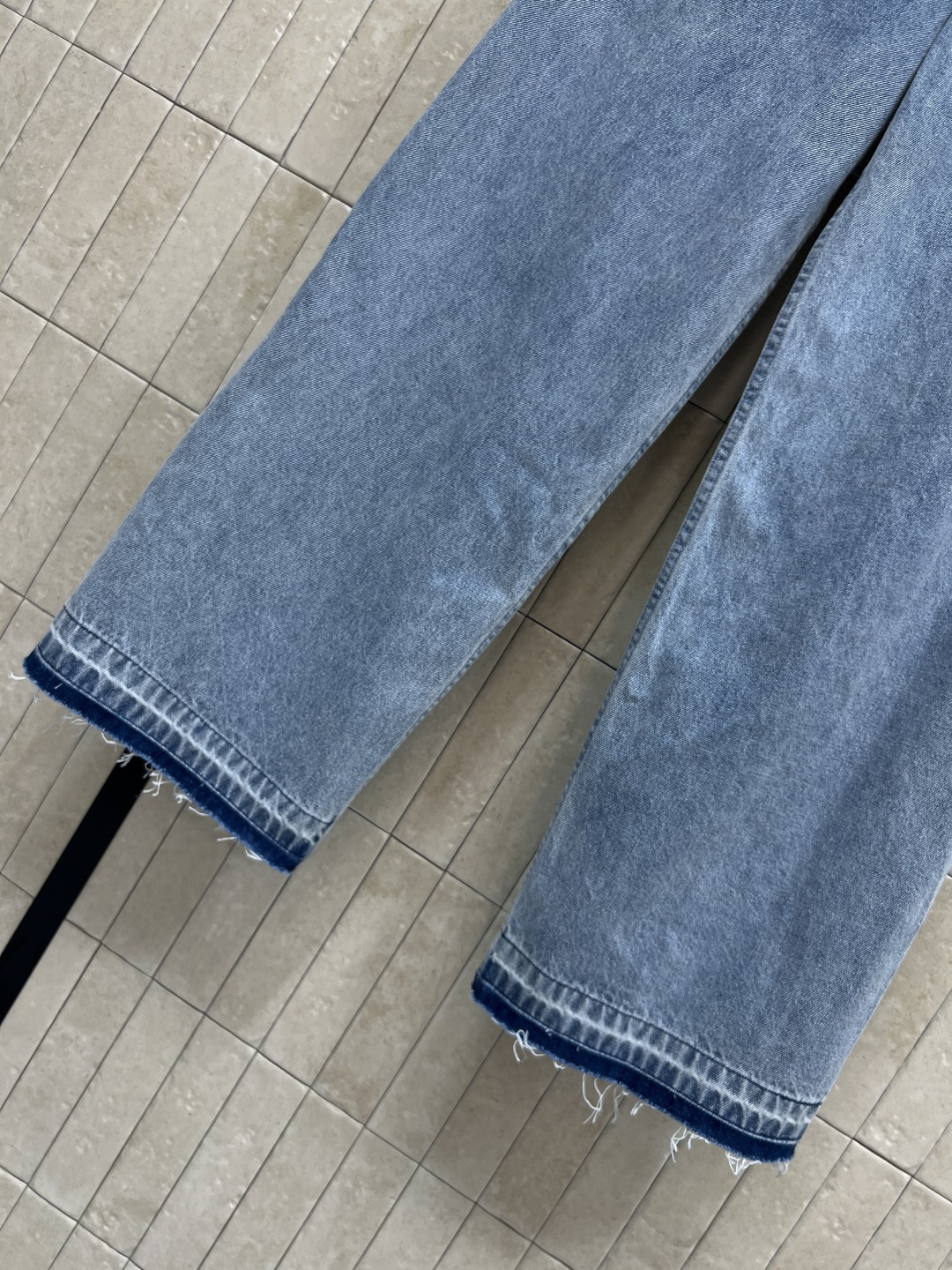 C家 26夏季新款 高腰牛仔裤 水洗牛仔面料 柔软有垂感 高腰直筒版型 前侧双口袋设计 边缘以精致金链滚