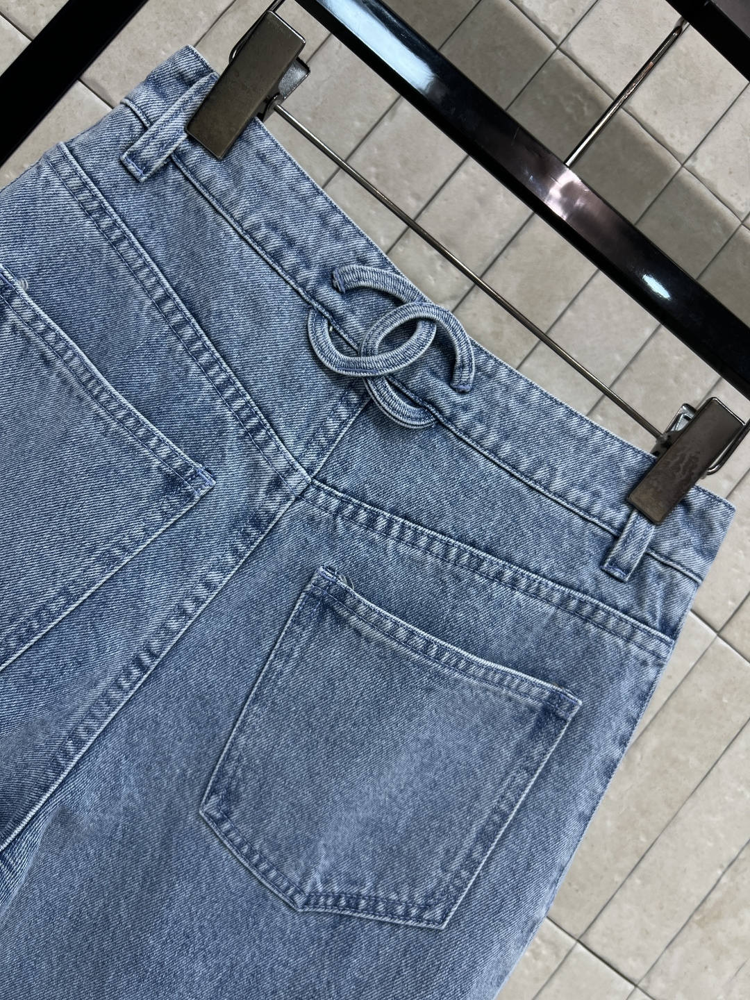 C家 26夏季新款 高腰牛仔裤 水洗牛仔面料 柔软有垂感 高腰直筒版型 前侧双口袋设计 边缘以精致金链滚