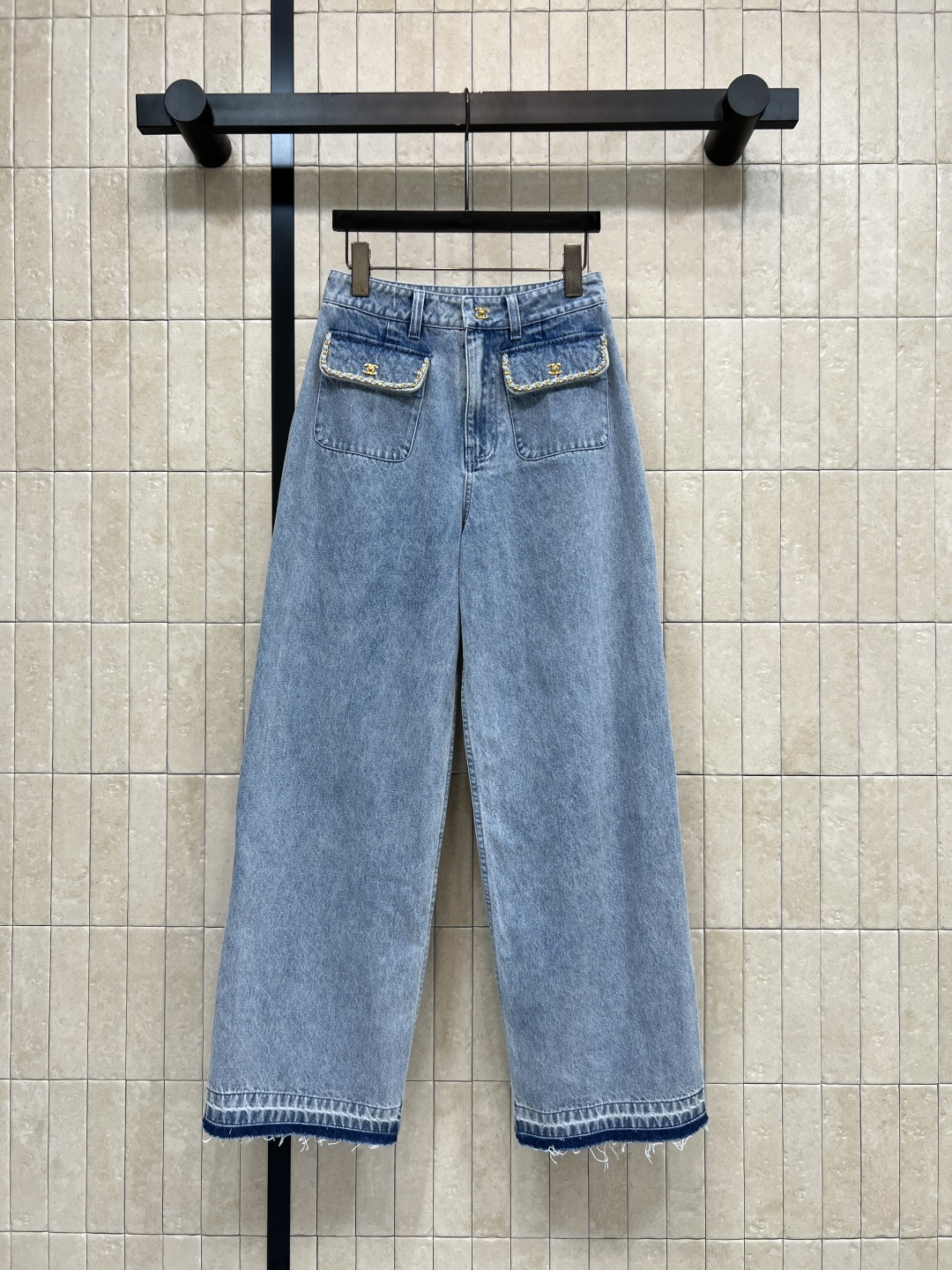 NO:869141,C Home 26 new summer style high-waisted jeans, washed denim fabric, soft and drapey, high-waisted straight version, double front pocket design, edges outlined with exquisite gold chain piping to break the monotony of ordinary denim, trousers are designed with contrasting hems + raw edge tassels, basic white T and knitted sweaters can be worn with an elegant French feel, can be easily managed for commuting, going out, or dating. Three sizes in one color, Size/S-M-L,,chanel,jeans,19860909C家 26夏季新款 高腰牛仔裤 水洗牛仔面料 柔软有垂感 高腰直筒版型 前侧双口袋设计 边缘以精致金链滚边勾勒 打破普通牛仔的单调感 裤脚采用撞色锁边+毛边流苏设计 基础白T 针织小衫都能穿出优雅法式感 通勤 出街 约会都能轻松驾驭 一色三码Size/S-M-L,,chanel,jeans,,Women's clothing