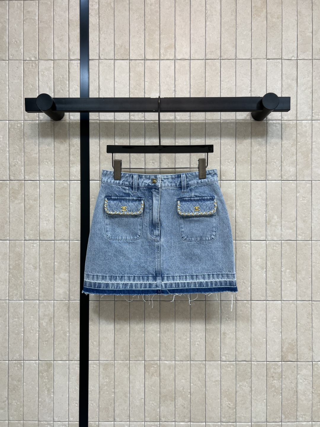 NO:869150,C Home 26 new summer style High-waisted denim skirt Washed denim fabric Double pocket design on the front The edges are outlined with delicate gold chain piping to break the monotony of ordinary denim High-waisted A-line version Raw edge design of skirt Full of layering Easily manageable for daily commuting and leisure Pair with T-shirt or shirt Fresh or retro style can be switched at will Three codes in one color Size/S-M-L,,chanel,skirts,shirts,tees,t-shirt,19860909C家 26夏季新款 高腰牛仔短裙 水洗牛仔面料 前侧双口袋设计 边缘以精致金链滚边勾勒 打破普通牛仔的单调感 高腰A字版型 裙摆毛边设计 层次感十足 日常通勤 休闲都能轻松驾驭 搭配T恤或衬衫 清新or复古风随心切换 一色三码Size/S-M-L,,chanel,skirts,shirts,tees，t-shirt,,Women's clothing