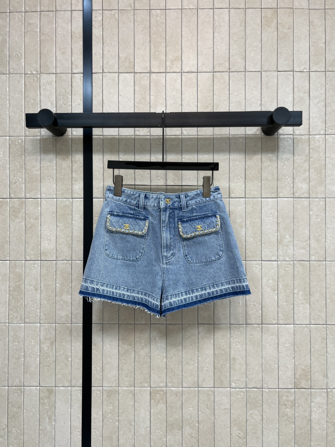 NO:869063,C Home 26 new summer style high-waisted denim shorts, washed denim fabric, double pocket design on the front, edges outlined with delicate gold chain piping, breaking the monotony of ordinary denim, high-waisted design + raw edges on the trouser legs, details are super bonus points, it is OK to match with T-shirts or shirts, and can be easily managed for daily outings and vacations. Three sizes in one color, Size/S-M-L,,chanel,shorts,shirts,tees,t-shirt,19860909C家 26夏季新款 高腰牛仔短裤 水洗牛仔面料 前侧双口袋设计 边缘以精致金链滚边勾勒 打破普通牛仔的单调感 高腰设计+裤脚毛边 细节超加分 搭配T恤或衬衫都很OK 日常出街 度假都能轻松驾驭 一色三码Size/S-M-L,,chanel,shorts,shirts,tees，t-shirt,,Women's clothing