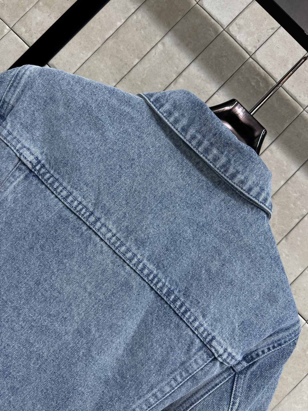 C家 26夏季新款 短款牛仔短袖上衣 水洗牛仔面料 翻领+单排金扣设计 前侧双口袋贴设计 边缘以精致金链