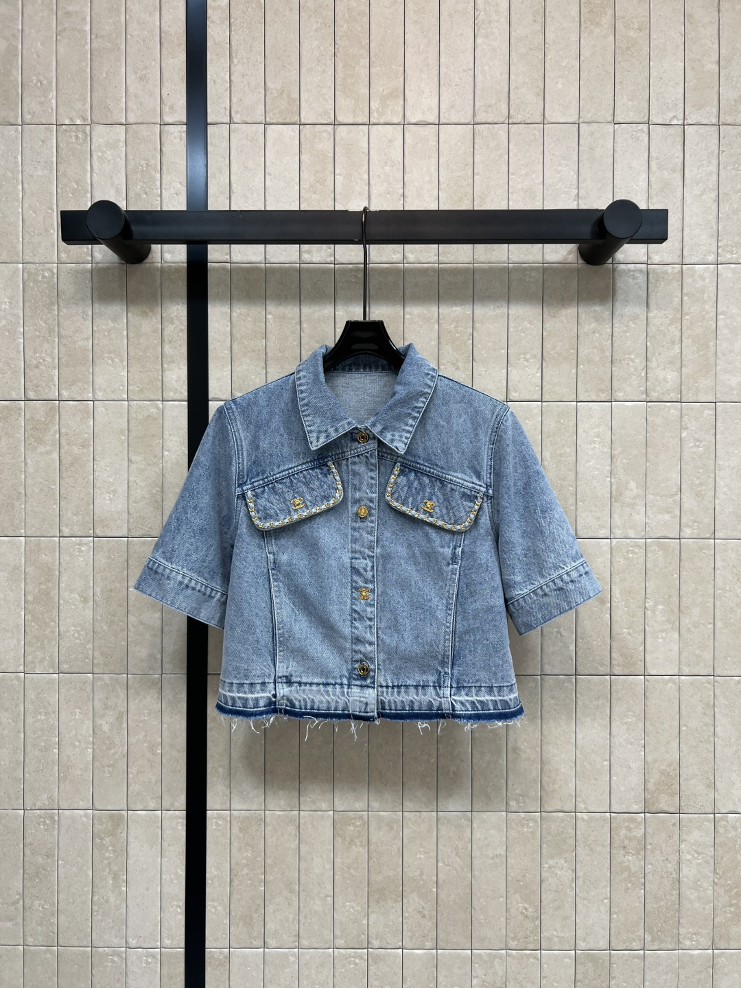 NO:869073,C Home 26 new summer style short denim short-sleeved top, washed denim fabric, lapels + single-row gold button design, double pocket patch design on the front, edges outlined with exquisite gold chain piping, breaking the monotony of ordinary denim, short cut + raw hem, with high-waisted pants and skirts, casual sweet and cool style, practical and fashionable for daily outings, three sizes in one color, Size/S-M-L,,chanel,skirts,T-shirt,19860909C家 26夏季新款 短款牛仔短袖上衣 水洗牛仔面料 翻领+单排金扣设计 前侧双口袋贴设计 边缘以精致金链滚边勾勒 打破普通牛仔的单调感 短款裁剪+毛边下摆 配高腰裤 裙子 休闲甜酷风轻松拿捏 日常出街 实用又时髦 一色三码Size/S-M-L,,chanel,skirts,T-shirt,,Women's clothing