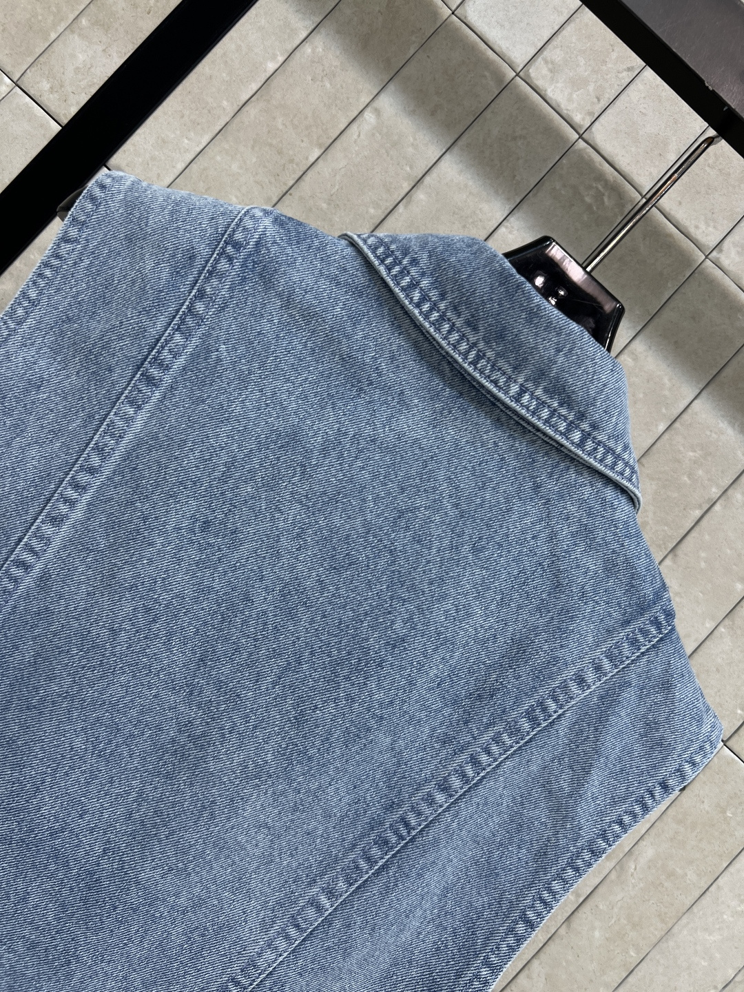 C家 26夏季新款 短款牛仔马甲 水洗牛仔面料 前侧双口袋设计 边缘以精致金链滚边勾勒 打破普通牛仔的单调感 翻领短款设
