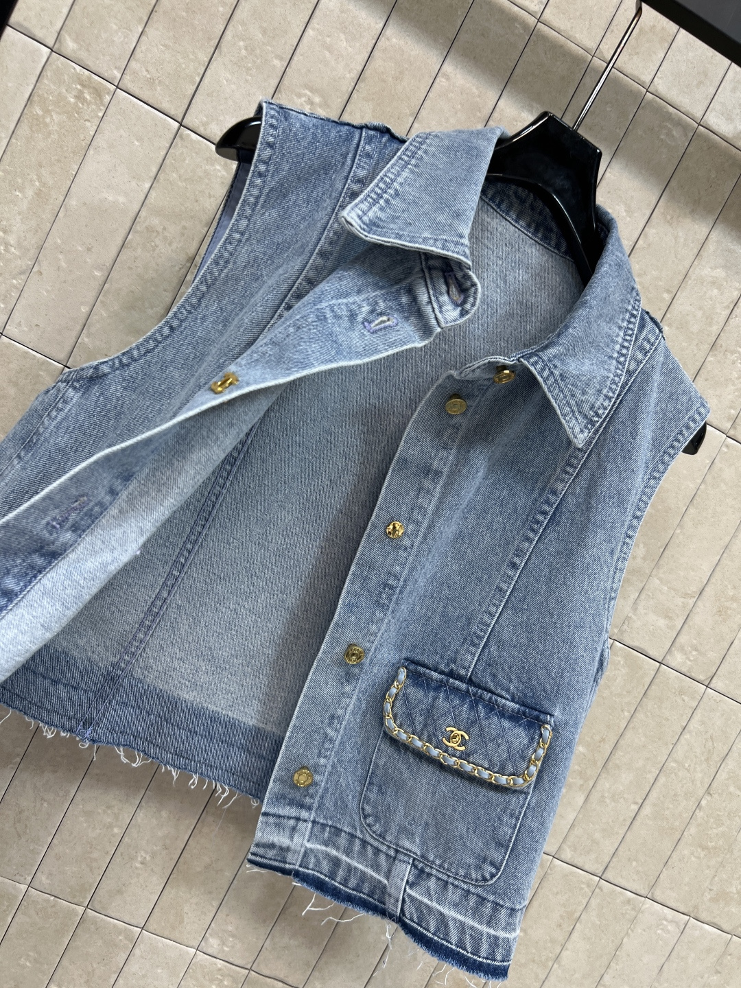C家 26夏季新款 短款牛仔马甲 水洗牛仔面料 前侧双口袋设计 边缘以精致金链滚边勾勒 打破普通牛仔的单调感 翻领短款设