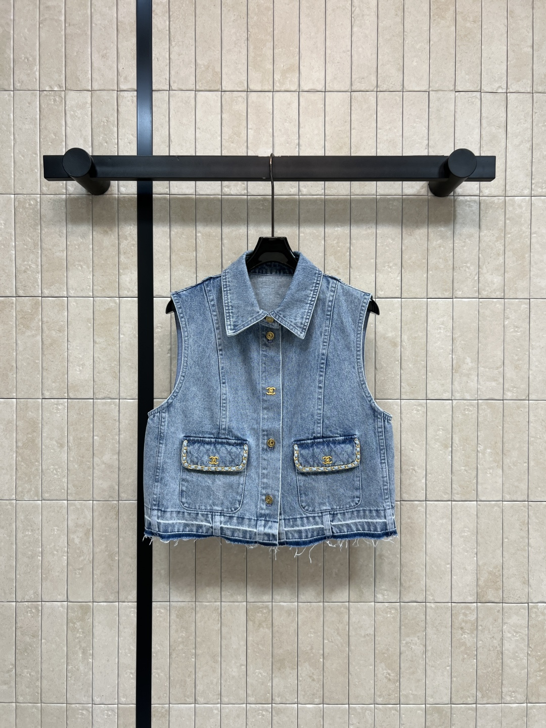 NO:869083,C Home 26 new summer style short denim vest, washed denim fabric, double front pocket design, edges outlined with delicate gold chain piping, breaking the monotony of ordinary denim, short lapel design + metal buttons, raw edge hem, full of layering, looks great with high-waisted skirts or jeans, can be easily used for daily commuting and outings, three sizes in one color, Size/S-M-L,,chanel,skirts,jeans,19860909C家 26夏季新款 短款牛仔马甲 水洗牛仔面料 前侧双口袋设计 边缘以精致金链滚边勾勒 打破普通牛仔的单调感 翻领短款设计+金属纽扣 毛边下摆 层次感十足 搭高腰裙或牛仔裤都很出彩 日常通勤 出游都能轻松驾驭 一色三码Size/S-M-L,,chanel,skirts,jeans,,Women's clothing