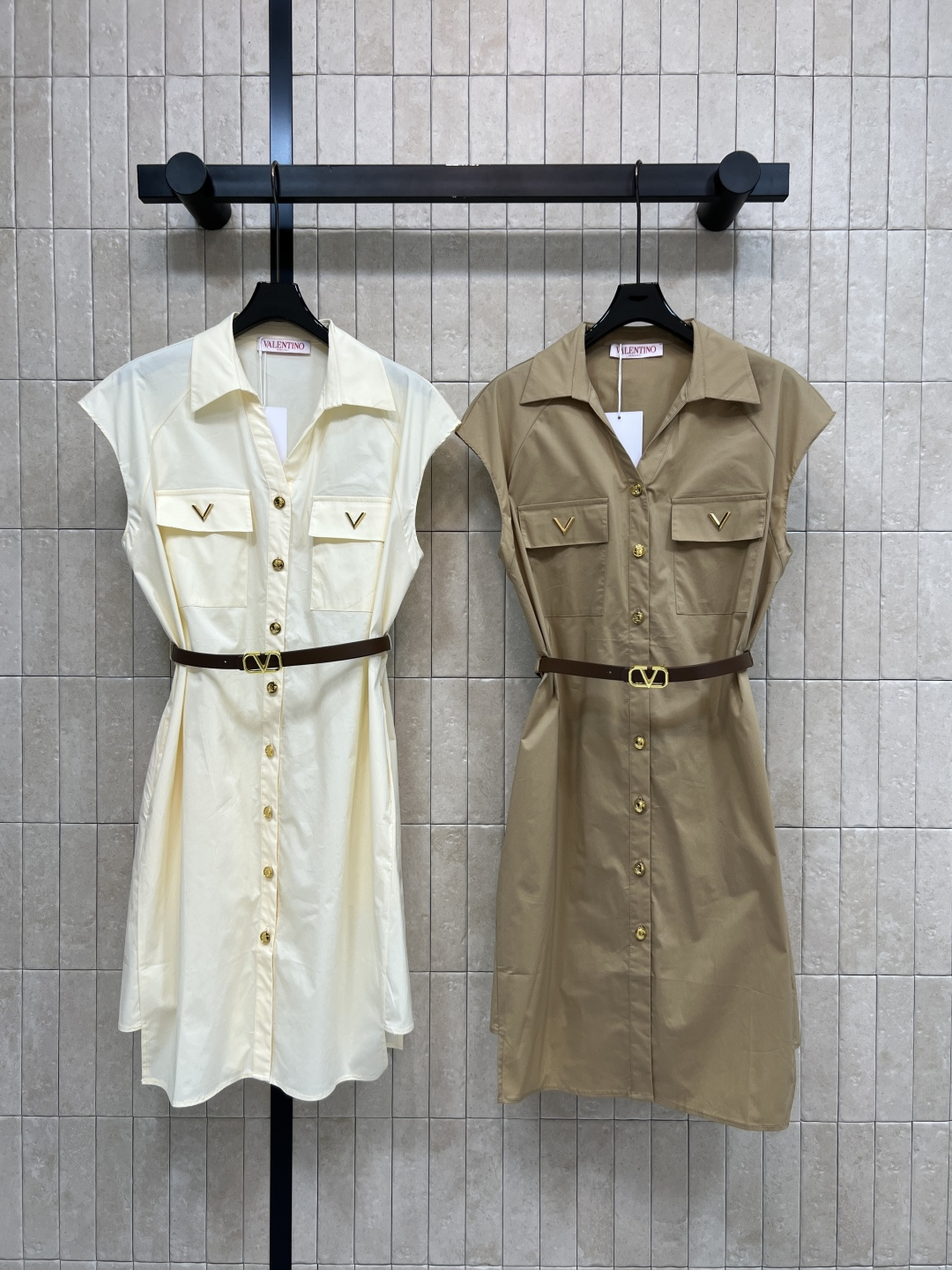 NO:869122,V Home 26 new summer style V-neck shirt dress. Lightweight fabric. Classic shirt lapel + sleeveless shoulder cover design. Double pockets with V logo embellishment. Paired with V-buckle belt of the same series. Easily close the high waistline. Stiff and anti-wrinkle fabric texture. A-line skirt does not highlight the hip shape. It can be worn for commuting and daily life with a neat and high-end feel. Two colors and three sizes, Size/S-M-L,,skirts,shirts,19860909V家 26夏季新款 V领衬衫裙 面料轻薄 经典衬衫翻领+无袖盖肩设计 双口袋V标点缀 搭配同系列V扣腰带 轻松收出高腰线 挺括抗皱的面料质感 A字裙摆不挑胯型 通勤 日常 都能穿出利落高级感 两色三码Size/S-M-L,,skirts,shirts,,Women's clothing