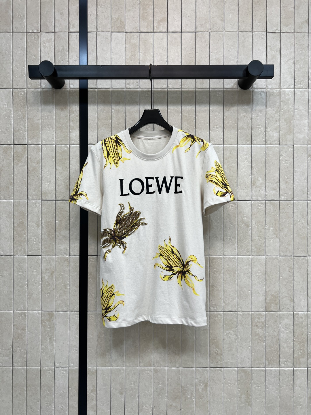 NO:869143,LW's 26th new summer style printed round neck short-sleeved T-shirt. Made of high-quality cotton fabric. Front logo + corn pattern. Full of summer atmosphere. Part of the corn is embellished with sequins. The details are eye-catching. Loose fit. Comfortable and fashionable. It can be easily worn for daily leisure or vacation. It goes well with jeans and shorts. Three sizes in one color, Size/S-M-L,,shorts,jeans,T-shirt,tees,t-shirt,19860909LW家 26夏季新款 印花圆领短袖T恤 采用高品质棉质面料 正面logo字样+玉米图案 夏日氛围感满满 部分玉米还用亮片点缀 细节超吸睛 宽松版型 舒适又时髦 日常休闲或度假都能轻松驾驭 搭配牛仔裤 短裤都很出彩 一色三码Size/S-M-L,,shorts,jeans,T-shirt,tees，t-shirt,,Women's clothing