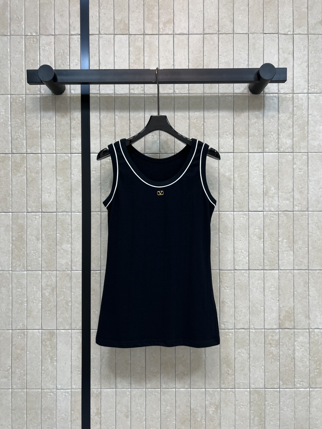 NO:869066,V Home 26 new summer style black contrast edge knitted vest, soft cotton fabric, skin-friendly and breathable, super comfortable to wear in summer, white contrast edge design, simple and detailed, metal logo embellishment on the chest, full of texture, sleeveless slim fit, can be worn alone or layered, can be easily managed for commuting and leisure, looks good with jeans and skirts, easy to switch styles, three sizes in one color, Size/S-M-L,,skirts,jeans,19860909V家 26夏季新款 黑色撞色边针织背心 柔软棉质面料 亲肤又透气 夏天穿超舒服 白色撞色边设计 简约又有细节感 胸前金属标志点缀 质感满满 无袖修身版型 单穿or内搭都OK 通勤休闲都能轻松驾驭 配牛仔裤 半裙都好看 轻松切换风格 一色三码Size/S-M-L,,skirts,jeans,,Women's clothing