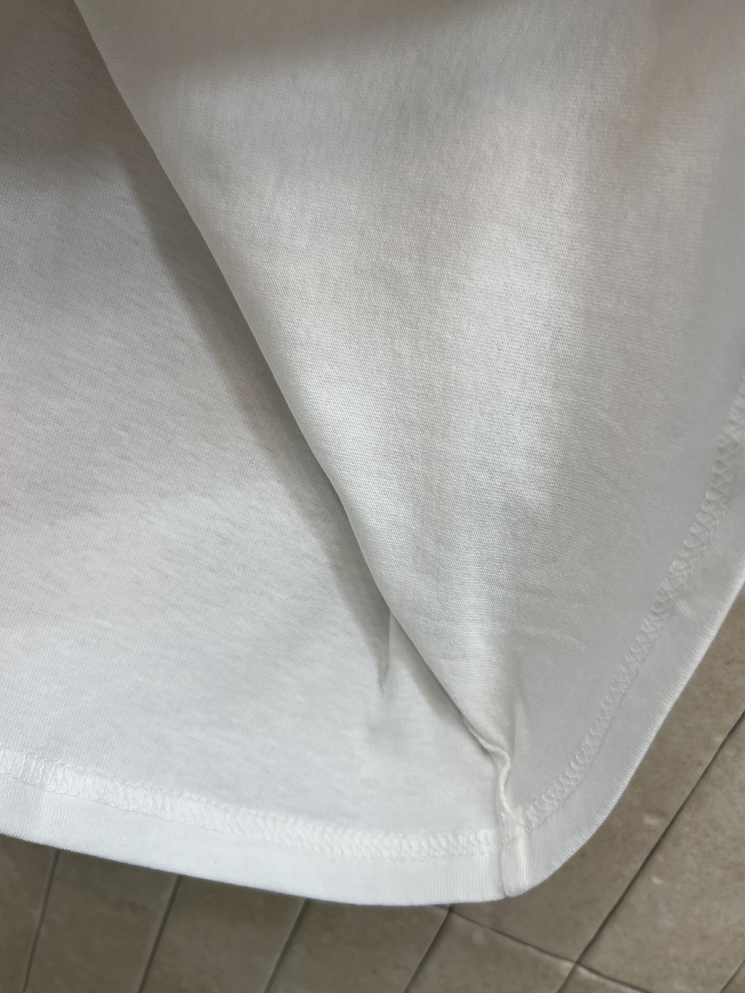 V家 26夏季新款 白色圆领短袖T恤 采用高品质棉料 柔软舒适 黑色撞色圆领设计 简约又有细节感 胸前L