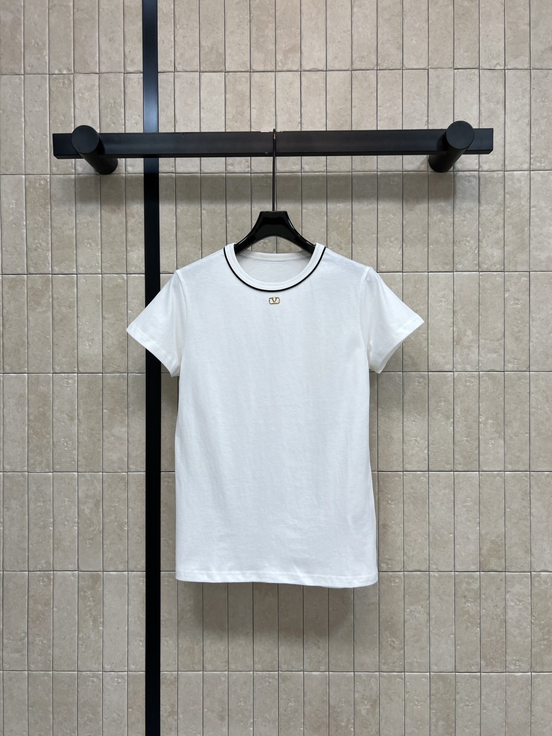 NO:869072,V Home 26 new summer style white round neck short-sleeved T-shirt. Made of high-quality cotton. Soft and comfortable. Black contrasting round neck design. Simple and detailed. The metal logo on the chest is very recognizable. The version is loose and tolerant. It is OK to wear alone or layered. It can be easily managed for commuting and leisure. Three sizes in one color, Size/S-M-L,, T-shirt, tees, t-shirt,19860909V家 26夏季新款 白色圆领短袖T恤 采用高品质棉料 柔软舒适 黑色撞色圆领设计 简约又有细节感 胸前Logo金属徽标超有辨识度 版型宽松 包容性强 单穿或内搭都很OK 通勤休闲都能轻松驾驭 一色三码Size/S-M-L,,T-shirt,tees，t-shirt,,Women's clothing