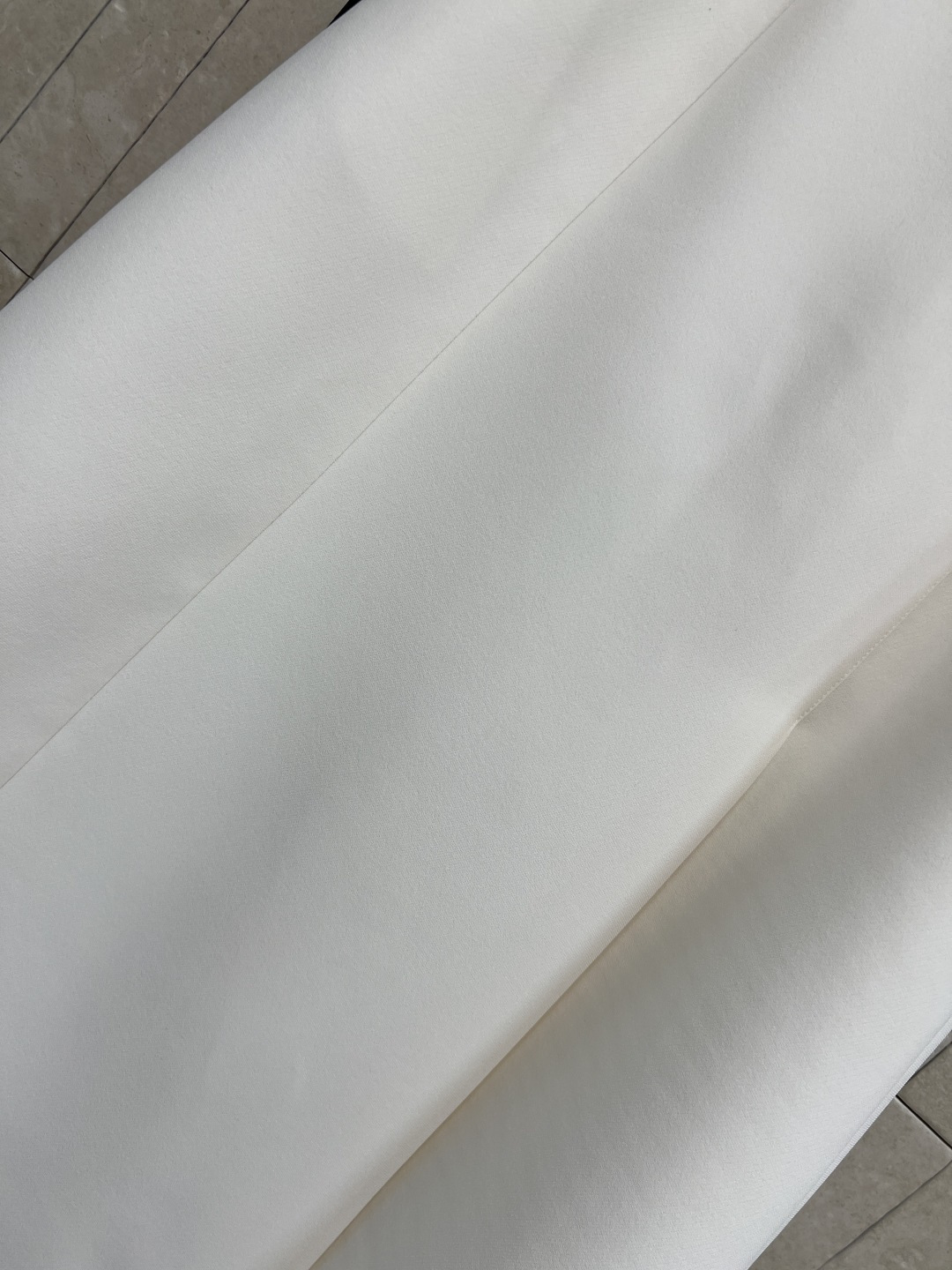V家 26夏季新款 高腰A字半裙 垂坠感超棒的A字版型 显高显瘦 腰间的金属扣装饰是点缀 简约却不单调 