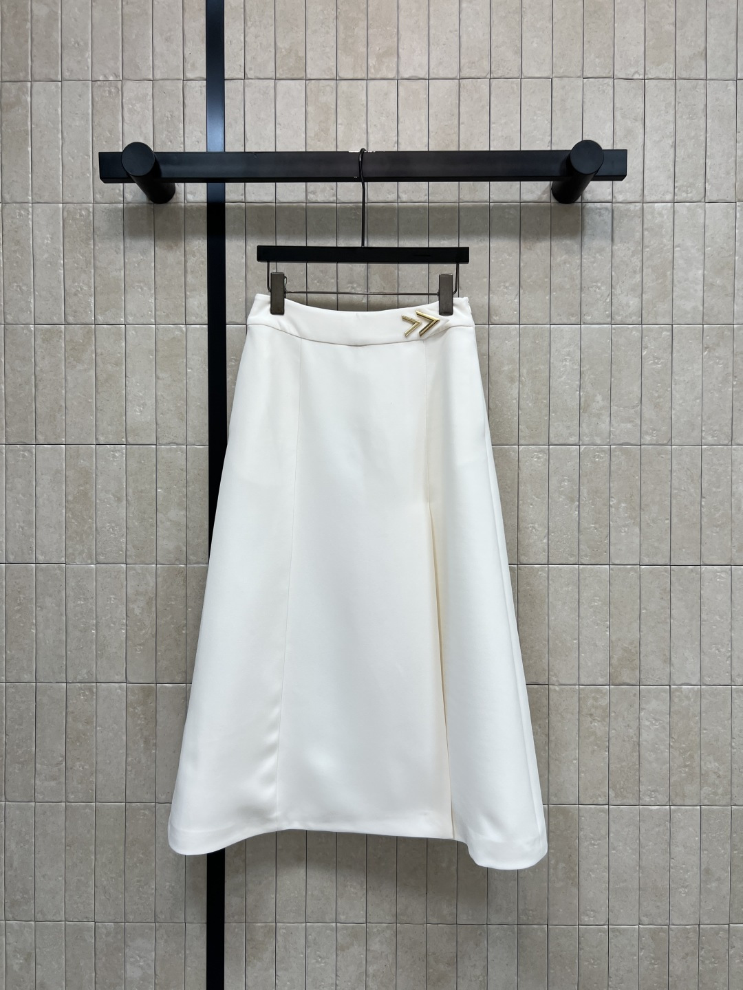NO:869093,V Home 26 new summer style high-waist A-line skirt, A-line version with great drape, looks taller and slimmer, metal buckle decoration at the waist is an embellishment, simple but not monotonous, side slit design at the hem, easy to control when walking and commuting without being restrained. It is OK to match with a sweater, shirt or T-shirt. Easily switch between gentle and intellectual or simple and casual style. Two colors and four codes, Size/S-M-L-XL,,skirts,shirts,tees,t-shirt,19860909V家 26夏季新款 高腰A字半裙 垂坠感超棒的A字版型 显高显瘦 腰间的金属扣装饰是点缀 简约却不单调 下摆侧边开叉设计 走路带风不束缚通勤日常都能轻松驾驭 搭配针织衫 衬衫或T恤都很OK 轻松切换温柔知性or简约休闲风格 两色四码Size/S-M-L-XL,,skirts,shirts,tees，t-shirt,,Women's clothing
