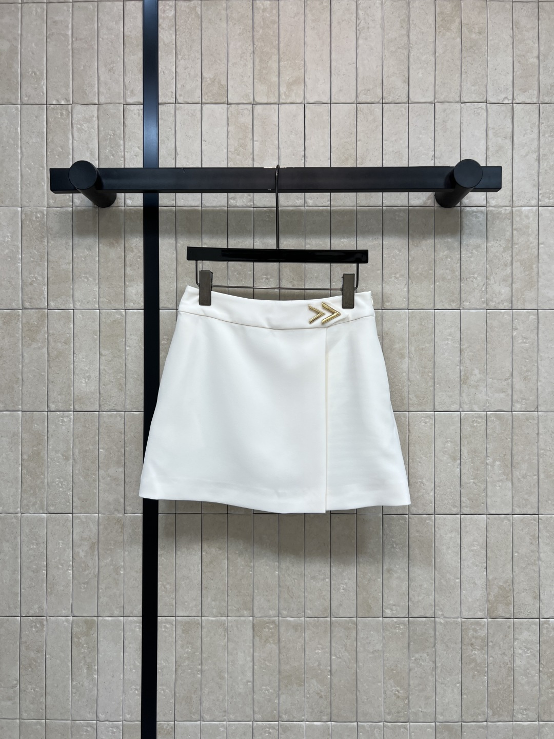 NO:869102,V Home 26 new summer style high-waist A-line short skirt. A-line short version with great drape. It looks slim and modifies the legs. The metal buckle decoration on the waist is an embellishment. Side zipper opening and closing of the waist. Skirt side slit design. It is OK to match with a sweater, shirt or T-shirt. Easily switch between gentle and intellectual or simple and casual style. Two colors and four codes, Size/S-M-L-XL,,skirts, shirts, tees, t-shirt,19860909V家 26夏季新款 高腰A字短裙 垂坠感超棒的A字短款版型 显瘦又修饰腿型 腰间的金属扣装饰是点缀 腰头侧边拉链开合 裙侧边开叉设计 搭配针织衫 衬衫或T恤都很OK 轻松切换温柔知性or简约休闲风格 两色四码Size/S-M-L-XL,,skirts,shirts,tees，t-shirt,,Women's clothing