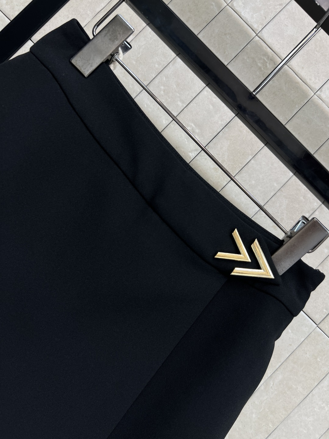 V家 26夏季新款 高腰A字短裙 垂坠感超棒的A字短款版型 显瘦又修饰腿型 腰间的金属扣装饰是点缀 腰头
