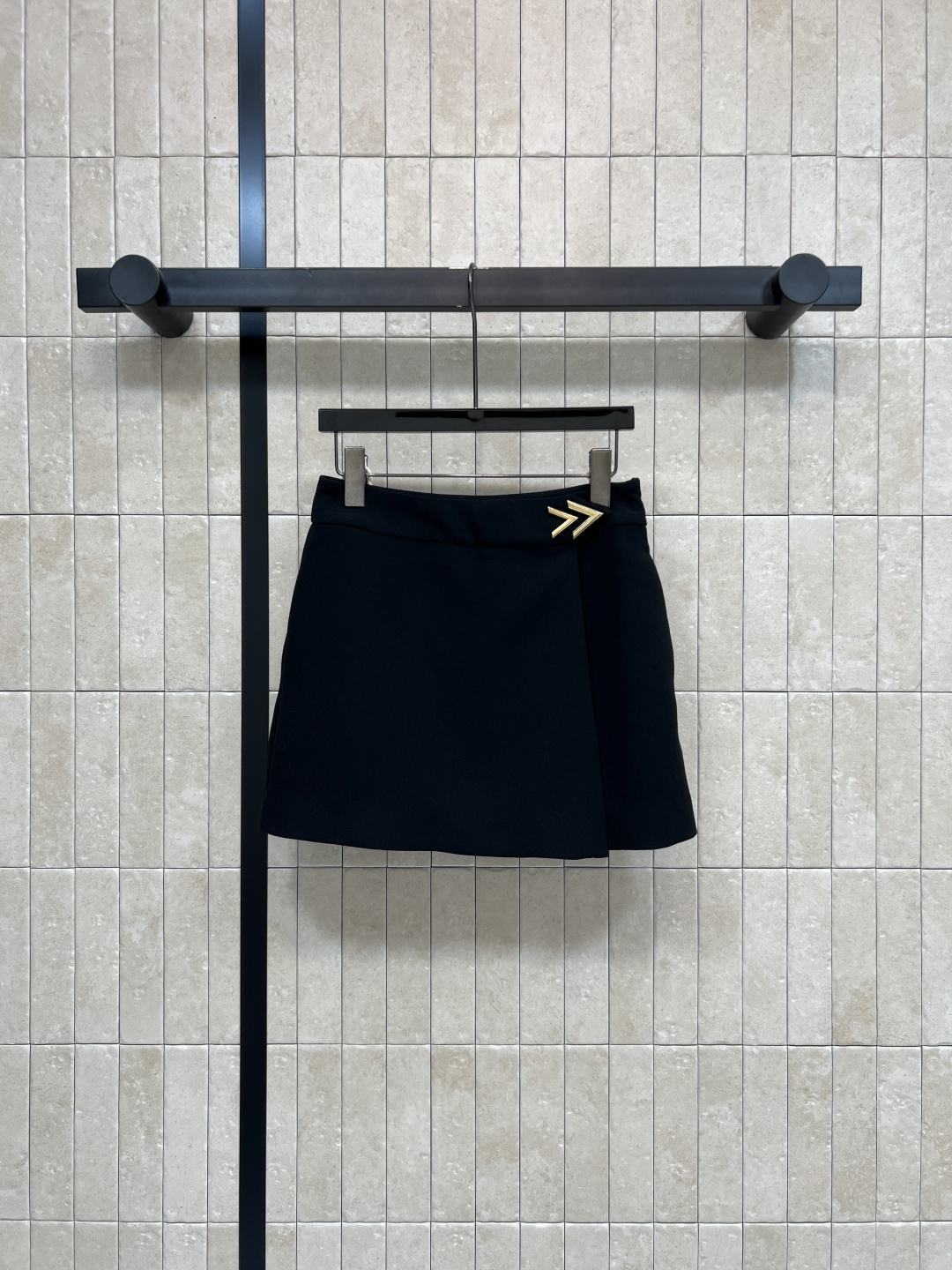 NO:869113,V Home 26 new summer style high-waist A-line short skirt. A-line short version with great drape. It looks slim and modifies the legs. The metal buckle decoration on the waist is an embellishment. Side zipper opening and closing of the waist. Skirt side slit design. It is OK to match with a sweater, shirt or T-shirt. Easily switch between gentle and intellectual or simple and casual style. Two colors and four codes, Size/S-M-L-XL,,skirts, shirts, tees, t-shirt,19860909V家 26夏季新款 高腰A字短裙 垂坠感超棒的A字短款版型 显瘦又修饰腿型 腰间的金属扣装饰是点缀 腰头侧边拉链开合 裙侧边开叉设计 搭配针织衫 衬衫或T恤都很OK 轻松切换温柔知性or简约休闲风格 两色四码Size/S-M-L-XL,,skirts,shirts,tees，t-shirt,,Women's clothing