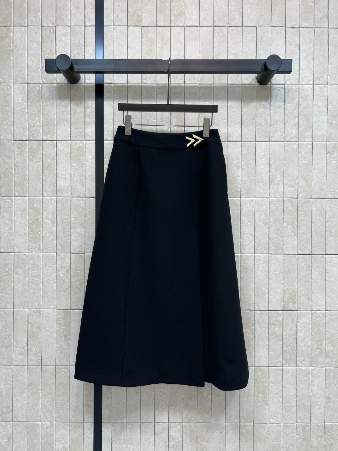 NO:869082,V Home 26 new summer style high-waist A-line skirt, A-line version with great drape, looks taller and slimmer, metal buckle decoration at the waist is an embellishment, simple but not monotonous, side slit design at the hem, easy to control when walking and commuting without being restrained. It is OK to match with a sweater, shirt or T-shirt. Easily switch between gentle and intellectual or simple and casual style. Two colors and four codes, Size/S-M-L-XL,,skirts,shirts,tees,t-shirt,19860909V家 26夏季新款 高腰A字半裙 垂坠感超棒的A字版型 显高显瘦 腰间的金属扣装饰是点缀 简约却不单调 下摆侧边开叉设计 走路带风不束缚通勤日常都能轻松驾驭 搭配针织衫 衬衫或T恤都很OK 轻松切换温柔知性or简约休闲风格 两色四码Size/S-M-L-XL,,skirts,shirts,tees，t-shirt,,Women's clothing