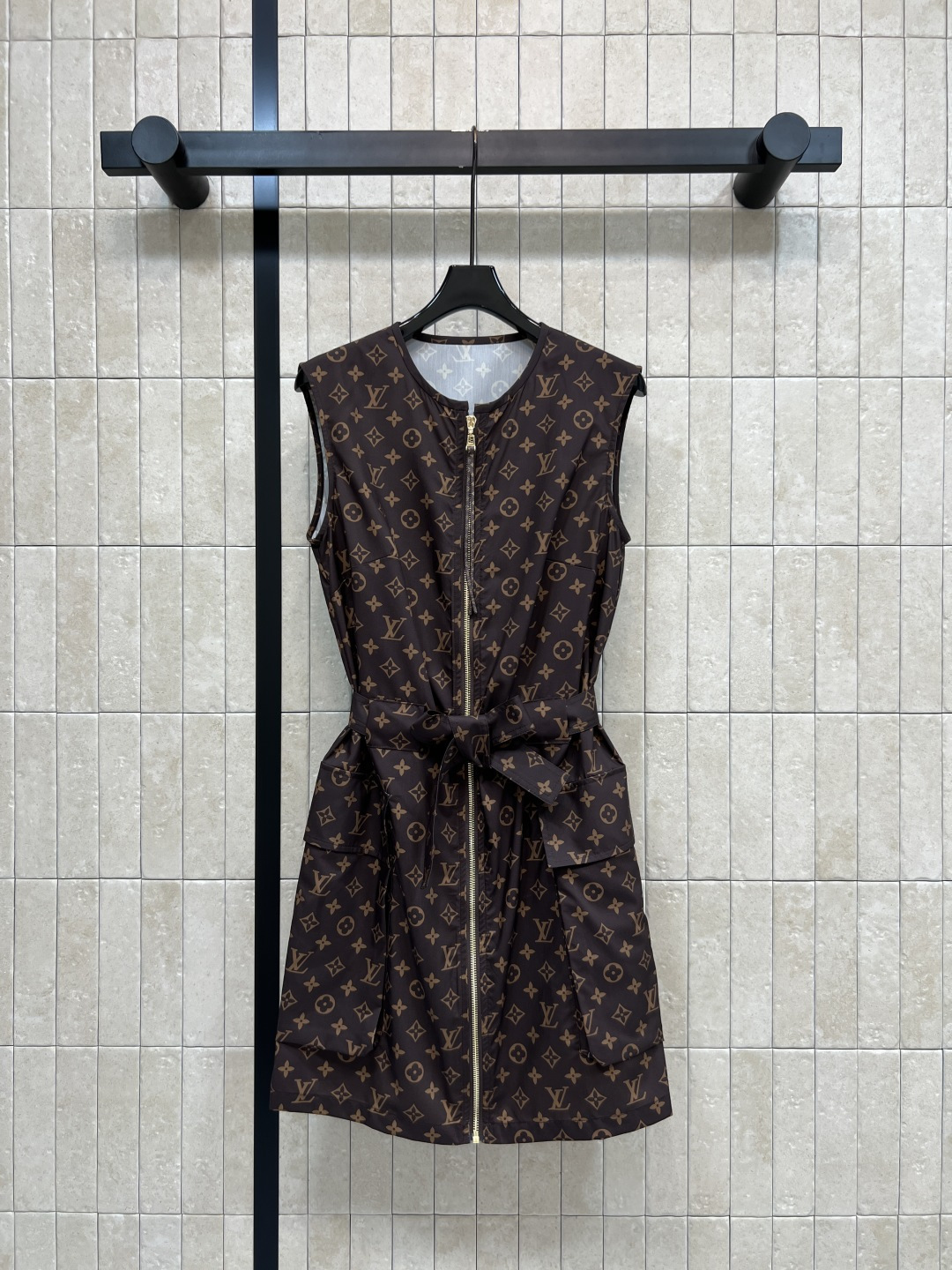 NO:870295,L's 26 new summer style presbyopia sleeveless dress. Metal zipper + waist tie design. Modify the body shape and easy to put on and take off. There are practical pockets on both sides of the skirt. Suitable for daily commuting or leisure. The fabric is light and breathable. Comfortable to wear. You can easily switch styles with high heels or flat shoes. Three sizes in one color. Size/S-M-L,, louis vuitton, flats, high heels, skirts,19860909L家 26夏季新款 老花无袖连衣裙 金属拉链+腰部系带设计 修饰身形又方便穿脱 裙身两侧有实用口袋 日常通勤或休闲都很适合 面料轻盈透气 穿着舒适 搭配高跟鞋或平底鞋都能轻松切换风格 一色三码Size/S-M-L,,louis vuitton,flats,high heels,skirts,,Women's clothing