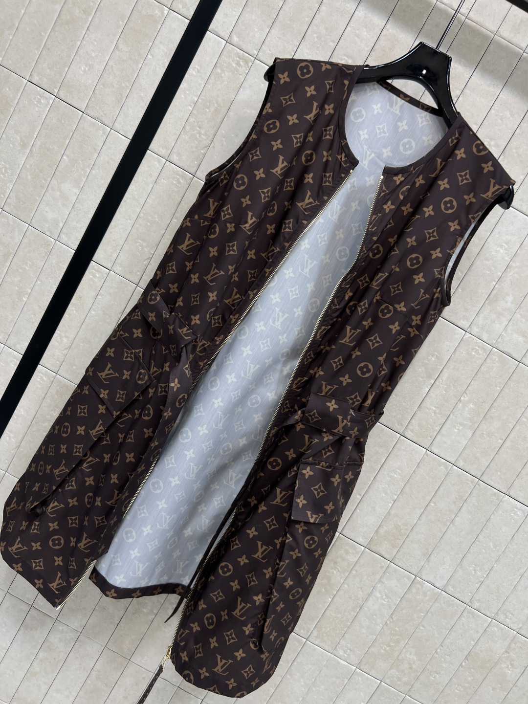 L家 26夏季新款 老花无袖连衣裙 金属拉链+腰部系带设计 修饰身形又方便穿脱 裙身两侧有实用口袋 日常