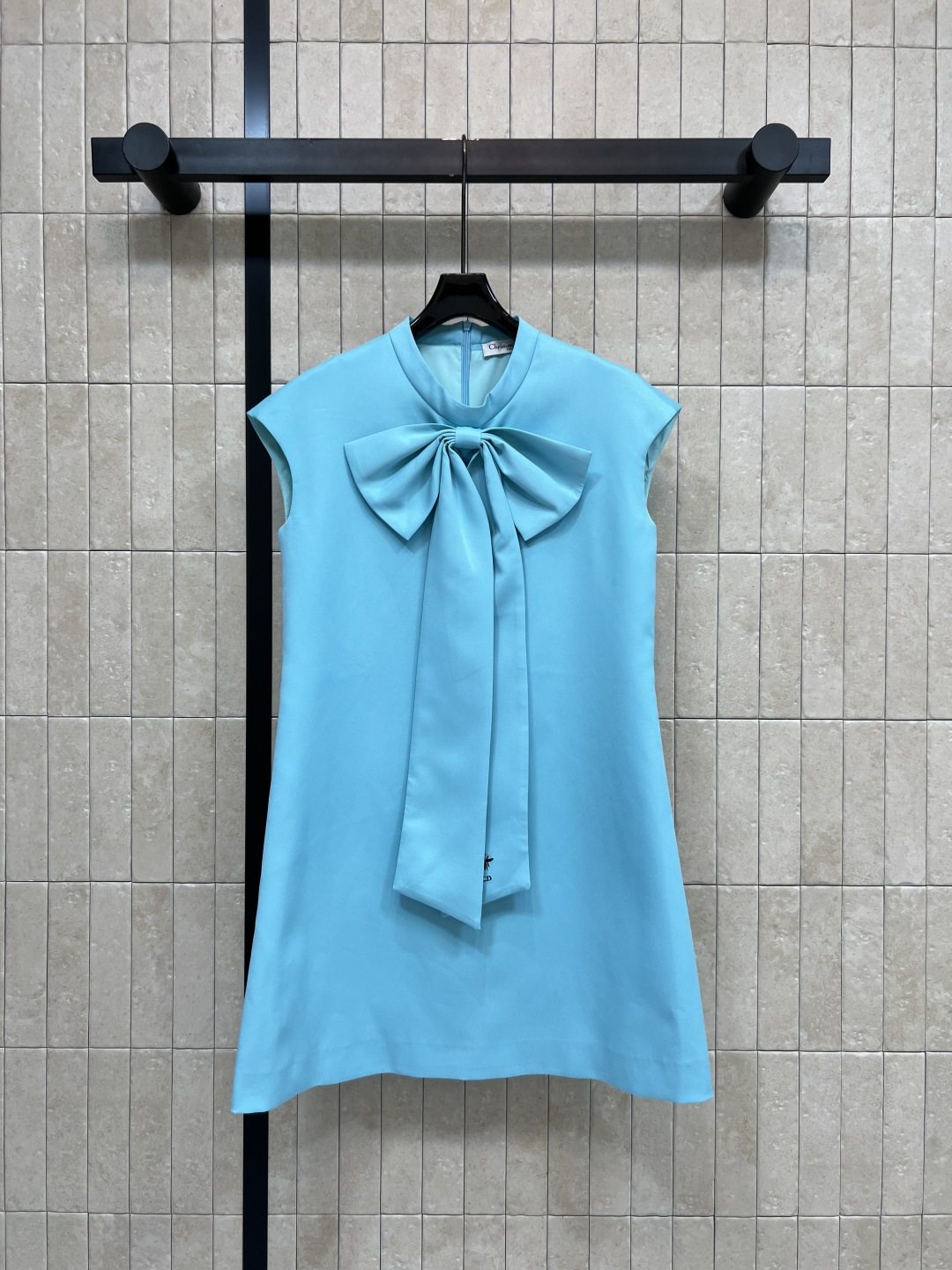 NO:870317,D Home 26 new summer style bow sleeveless dress, cotton blended fabric, smooth and textured, large bow design, three-dimensional and stylish, breaking the dullness, adding gentle temperament, A-line shape, perfect body modification, zipper opening and closing at the back, easy to put on and take off, can be worn for daily, party, and birthday, practical and versatile, three sizes in one color, Size/S-M-L,, dior, skirts,19860909D家 26夏季新款 蝴蝶结无袖连衣裙 棉质混纺面料 顺滑又有质感 大蝴蝶结设计 立体有型 打破沉闷 增添温柔气质 A字版型 修饰身形一绝 背后拉链开合 穿脱方便 日常 聚会 生日都能穿 实用又百搭 一色三码Size/S-M-L,,dior,skirts,,Women's clothing