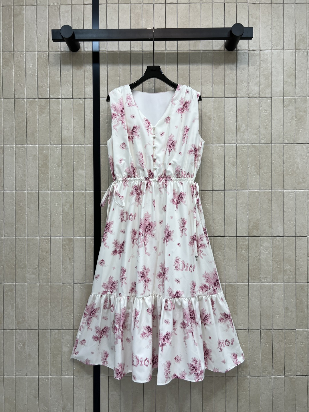 NO:870338,D's 26 new summer style floral dress. Fresh print has an age-reducing effect. It is energetic and youthful. V-neck + sleeveless tailoring. Drawstring design at the waist. Adjustable elasticity. The large skirt has a sense of elegance when walking. Smooth and skin-friendly fabric. Suitable for daily outings and vacation photos. Paired with a knitted cardigan or white shoes. Layering up. Two colors and three sizes, Size/S-M-L,, dior, skirts,19860909D家 26夏季新款 碎花连衣裙 清新印花自带减龄效果 元气又显嫩 V领+无袖剪裁 腰间抽绳设计 可调节松紧 大裙摆走路时自带飘逸感 顺滑亲肤的面料 日常出街 度假拍照都超适合 搭配针织开衫或小白鞋 层次感up 两色三码Size/S-M-L,,dior,skirts,,Women's clothing