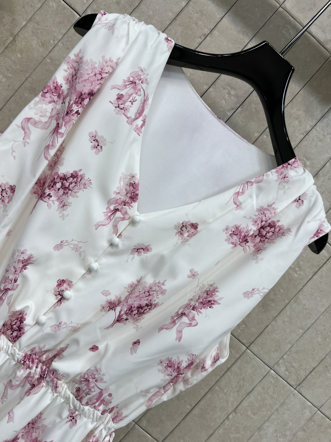 D家 26夏季新款 碎花连衣裙 清新印花自带减龄效果 元气又显嫩  V领+无袖剪裁 腰间抽绳设计 可调节