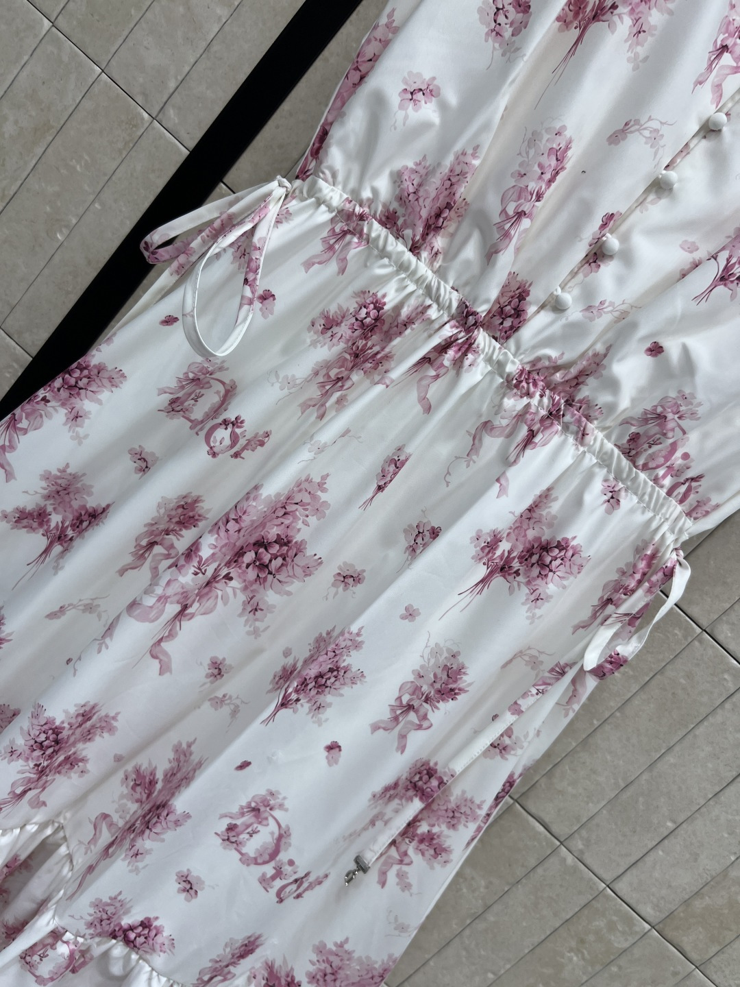 D家 26夏季新款 碎花连衣裙 清新印花自带减龄效果 元气又显嫩  V领+无袖剪裁 腰间抽绳设计 可调节