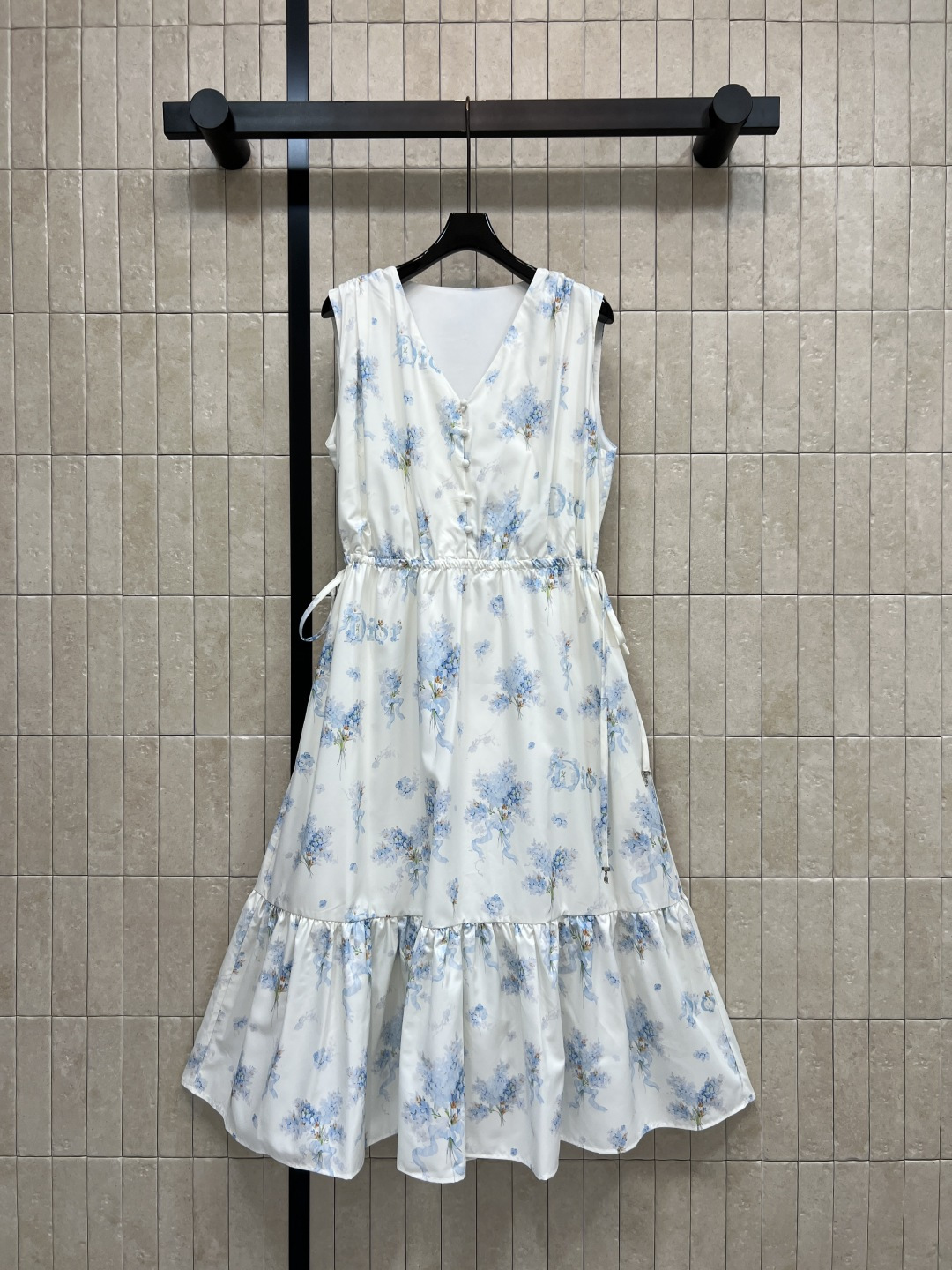 NO:870347,D's 26 new summer style floral dress. Fresh print has an age-reducing effect. It is energetic and youthful. V-neck + sleeveless tailoring. Drawstring design at the waist. Adjustable elasticity. The large skirt has a sense of elegance when walking. Smooth and skin-friendly fabric. Suitable for daily outings and vacation photos. Paired with a knitted cardigan or white shoes. Layering up. Two colors and three sizes, Size/S-M-L,, dior, skirts,19860909D家 26夏季新款 碎花连衣裙 清新印花自带减龄效果 元气又显嫩 V领+无袖剪裁 腰间抽绳设计 可调节松紧 大裙摆走路时自带飘逸感 顺滑亲肤的面料 日常出街 度假拍照都超适合 搭配针织开衫或小白鞋 层次感up 两色三码Size/S-M-L,,dior,skirts,,Women's clothing
