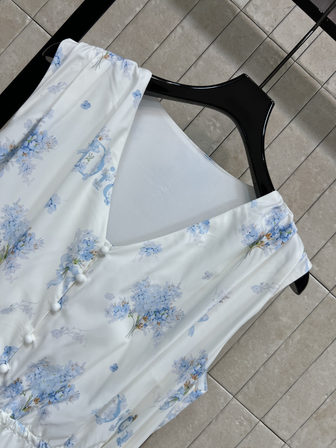 D家 26夏季新款 碎花连衣裙 清新印花自带减龄效果 元气又显嫩  V领+无袖剪裁 腰间抽绳设计 可调节