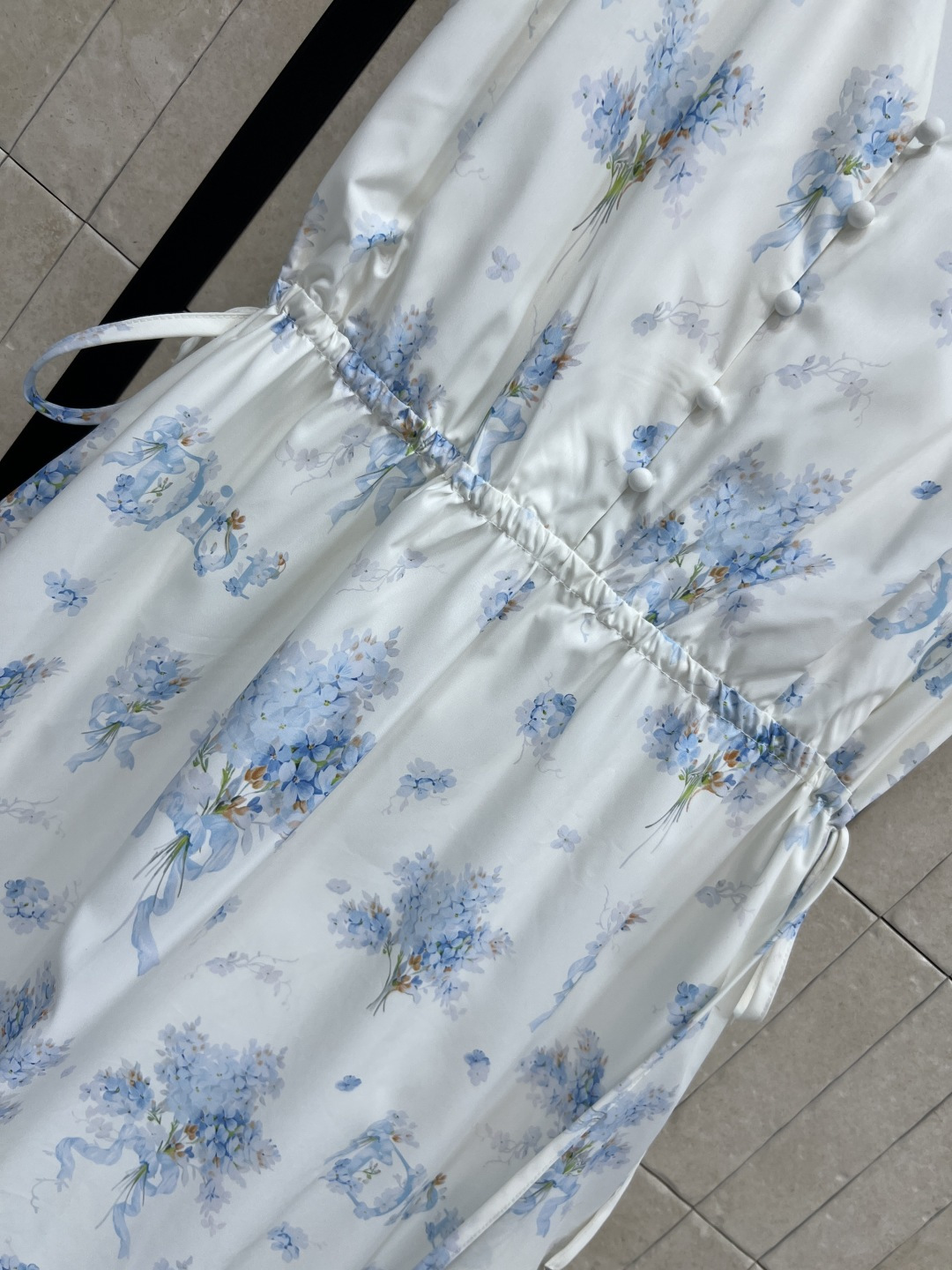 D家 26夏季新款 碎花连衣裙 清新印花自带减龄效果 元气又显嫩  V领+无袖剪裁 腰间抽绳设计 可调节