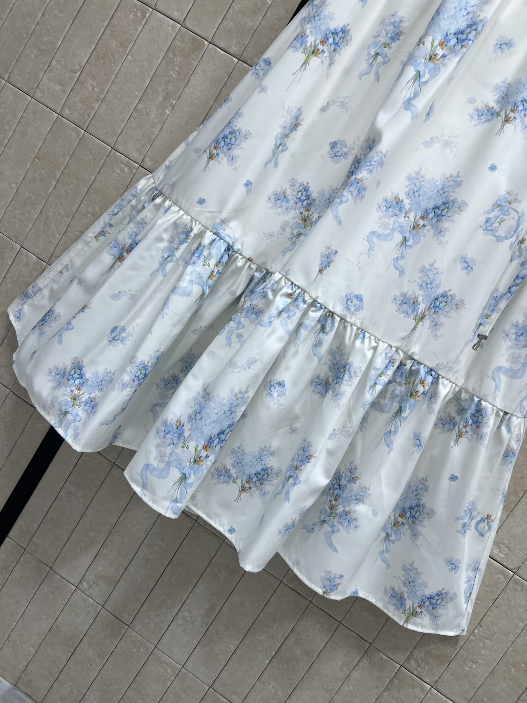 D家 26夏季新款 碎花连衣裙 清新印花自带减龄效果 元气又显嫩  V领+无袖剪裁 腰间抽绳设计 可调节