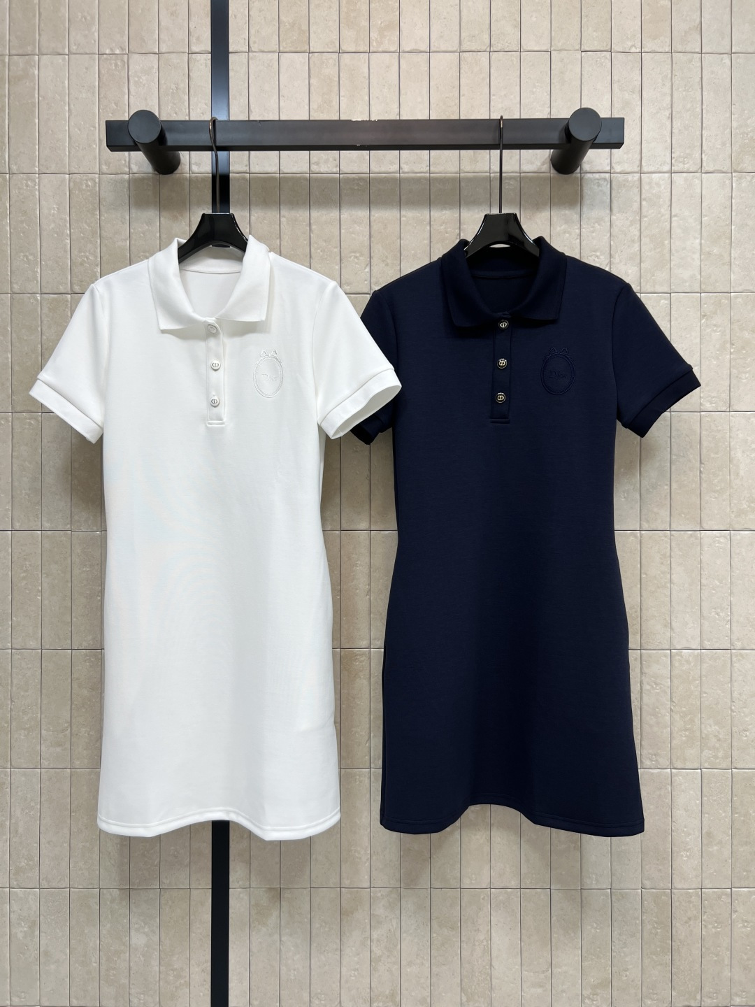 NO:870305,D Home 26 new summer Polo collar dress, simple design + classic lapel, three buttons embellishment, waist A-line version, slimming and taller, soft and breathable fabric, super comfortable to wear in summer, moderate length of skirt, easy to manage for commuting, dating, and daily use. Pair with sports shoes to be a sweet girl. Pair with small leather shoes to get a retro sweet girl style. Two colors and three codes, Size/S-M-L,, dior, sneakers, skirts,19860909D家 26夏季新款 Polo领连衣裙 简约设计+经典翻领 三颗纽扣点缀 收腰A字版型 显瘦显高 面料柔软透气 夏天穿超舒服 裙长适中 通勤 约会 日常都能轻松驾驭 搭配运动鞋元气甜妹 配小皮鞋复古甜妹风get 两色三码Size/S-M-L,,dior,sneakers,skirts,,Women's clothing