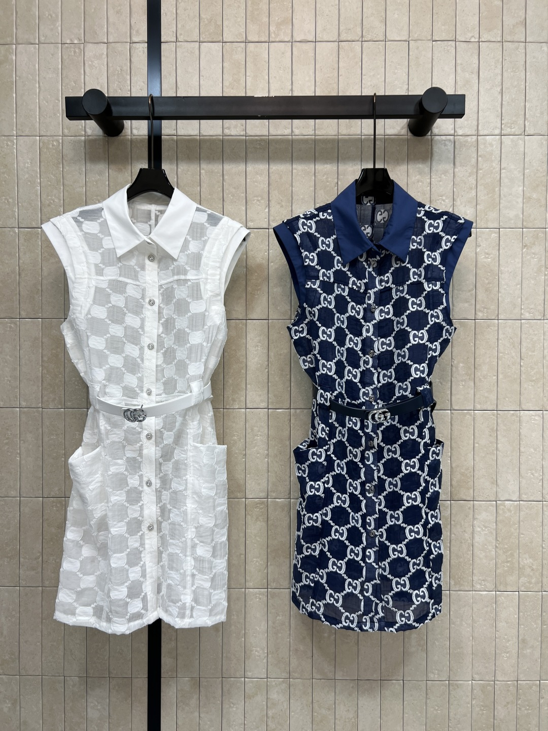 NO:870434,G Home 26 new summer style GG jacquard shirt dress Sleeveless lapel design Presbyopia jacquard is low-key and simple Recognizable but not ostentatious Same color waist design Modifies the body shape and enhances the sense of hierarchy Semi-transparent textured fabric is light and breathable Can be easily used in daily or light formal occasions Paired with simple shoes and bags Lazy and exquisite style, fashionable and practical Two colors and three codes Size/S-M-L,,gucci,skirts,shirts,19860909G家 26夏季新款 GG提花衬衫裙 无袖翻领设计 老花提花低调简约 自带辨识度却不张扬 同色系收腰设计 修饰身形又提升层次感 半透肌理面料轻薄透气 日常或轻正式场合都能轻松驾驭 搭配简约鞋包 慵懒精致风get 时髦又实用 两色三码Size/S-M-L,,gucci,skirts,shirts,,Women's clothing